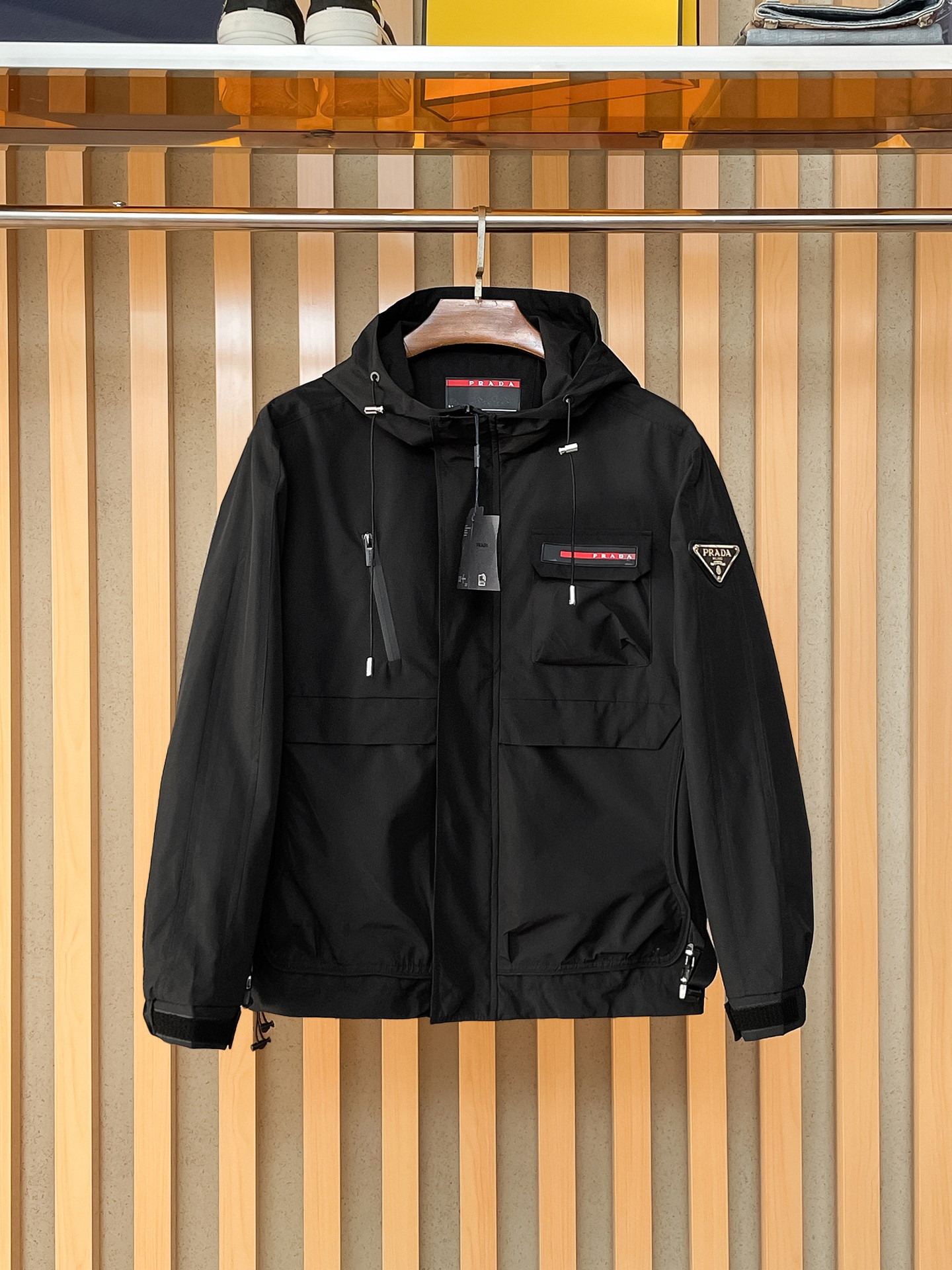 NO:869593,Same style as Prada official website, on sale in advance!  2026ss new men's jacket, original three-standard high-end version!  With hidden hood, custom-made fabrics at the counter, highly breathable and comfortable, impeccable details, brand element design concept, reflecting high quality. It feels delicate and soft!  It presents a casual cut and the upper body shape is awesome!  Size M～3XL, maximum wearing capacity is 195 catties.,,prada,jackets & coats,jackets & coats,hats,19860909普拉达 官网同款,提前发售！2026ss新款男士夹克外套,原单三标齐全高端版本！带隐藏帽,专柜定制面料 透气舒适度高,细节无可挑剔,品牌元素设计理念,体现高品质.手感细腻柔软！呈现休闲裁剪,上身版型超赞！码数M～3XL,最大穿195斤.,,prada,jackets & coats,jackets & coats,hats,,Men's clothing