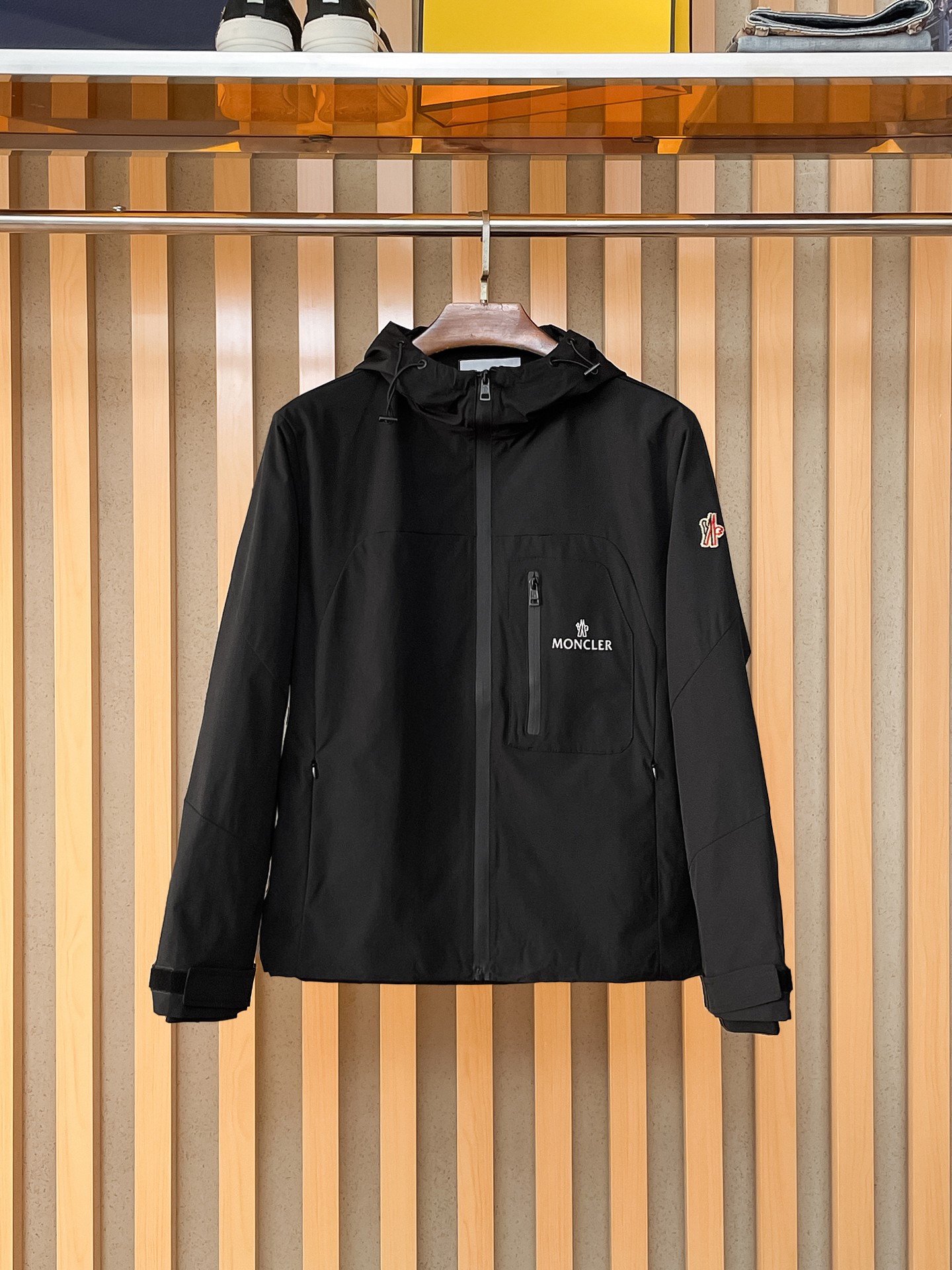 NO:869587,Same style as Mengkou official website, on sale in advance!  2026ss new men's jacket, original three-standard high-end version!  With hidden hood, custom-made fabrics at the counter, highly breathable and comfortable, impeccable details, brand element design concept, reflecting high quality. It feels delicate and soft!  It presents a casual cut and the upper body shape is awesome!  Size M～3XL, maximum wearing capacity is 195 catties.,,Moncler,jackets & coats,jackets & coats,hats,19860909蒙口 官网同款,提前发售！2026ss新款男士夹克外套,原单三标齐全高端版本！带隐藏帽,专柜定制面料 透气舒适度高,细节无可挑剔,品牌元素设计理念,体现高品质.手感细腻柔软！呈现休闲裁剪,上身版型超赞！码数M～3XL,最大穿195斤.,,Moncler,jackets & coats,jackets & coats,hats,,Men's clothing