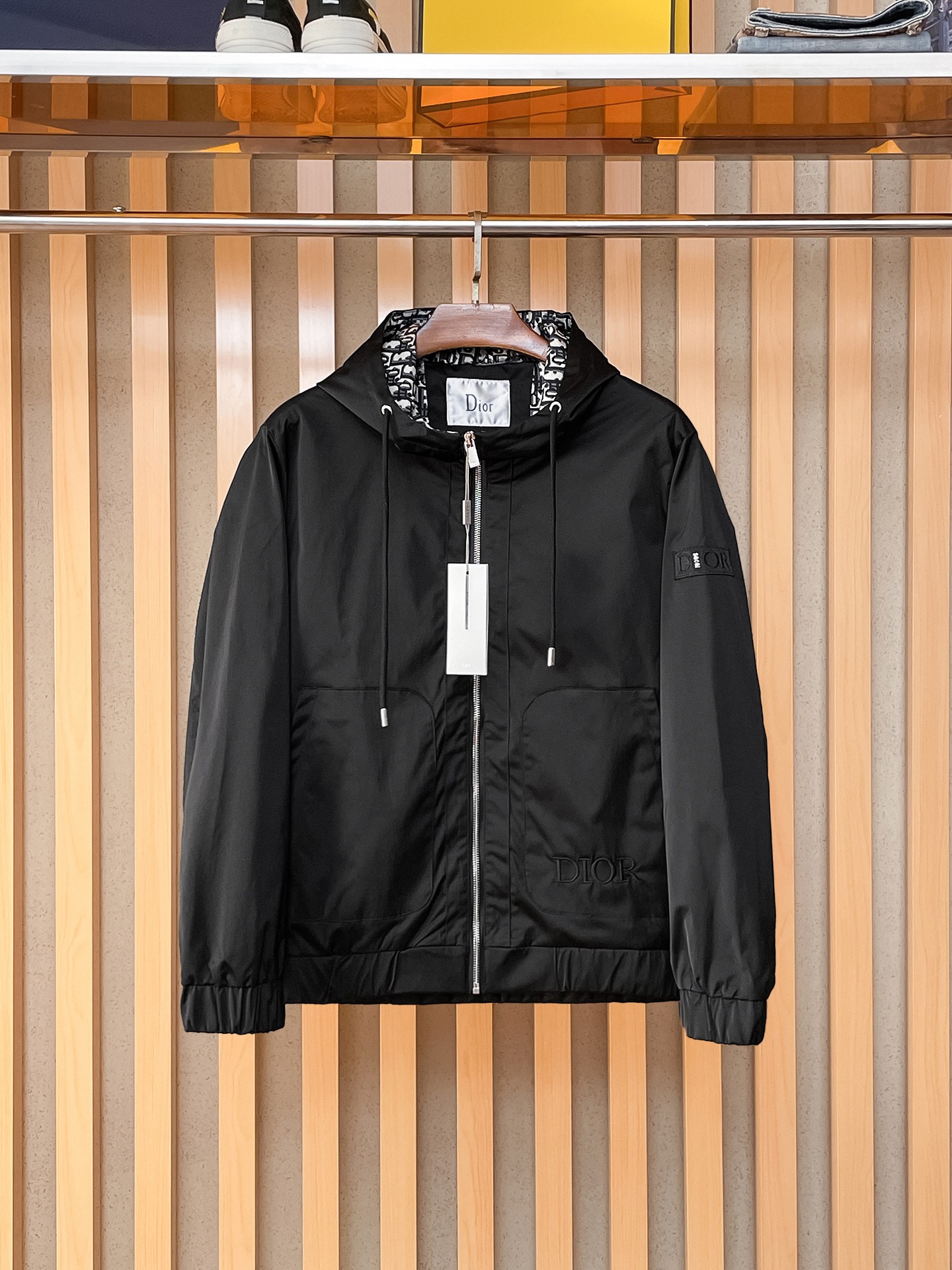 NO:869600,Same style as Dior official website, on sale in advance!  2026ss new men's jacket, original three-standard high-end version!  With hidden hood, custom-made fabrics at the counter, highly breathable and comfortable, impeccable details, brand element design concept, reflecting high quality. It feels delicate and soft!  It presents a casual cut and the upper body shape is awesome!  Size M～3XL, maximum wearing capacity is 195 catties.,,dior,jackets & coats,jackets & coats,hats,19860909迪奥 官网同款,提前发售！2026ss新款男士夹克外套,原单三标齐全高端版本！带隐藏帽,专柜定制面料 透气舒适度高,细节无可挑剔,品牌元素设计理念,体现高品质.手感细腻柔软！呈现休闲裁剪,上身版型超赞！码数M～3XL,最大穿195斤.,,dior,jackets & coats,jackets & coats,hats,,Men's clothing