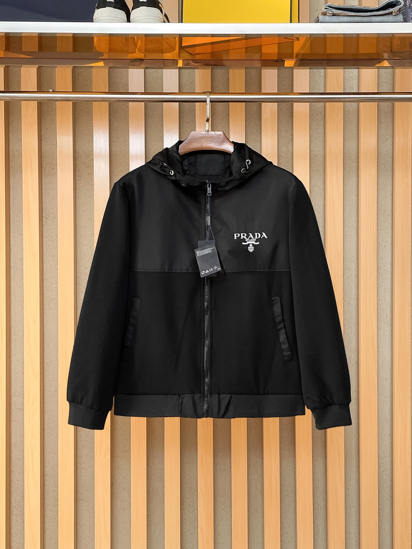 NO:869608,Same style as Prada official website, on sale in advance!  2026ss new men's jacket, original three-standard high-end version!  With hidden hood, custom-made fabrics at the counter, highly breathable and comfortable, impeccable details, brand element design concept, reflecting high quality. It feels delicate and soft!  It presents a casual cut and the upper body shape is awesome!  Size M～3XL, maximum wearing capacity is 195 catties.,,prada,jackets & coats,jackets & coats,hats,19860909普拉达 官网同款,提前发售！2026ss新款男士夹克外套,原单三标齐全高端版本！带隐藏帽,专柜定制面料 透气舒适度高,细节无可挑剔,品牌元素设计理念,体现高品质.手感细腻柔软！呈现休闲裁剪,上身版型超赞！码数M～3XL,最大穿195斤.,,prada,jackets & coats,jackets & coats,hats,,Men's clothing