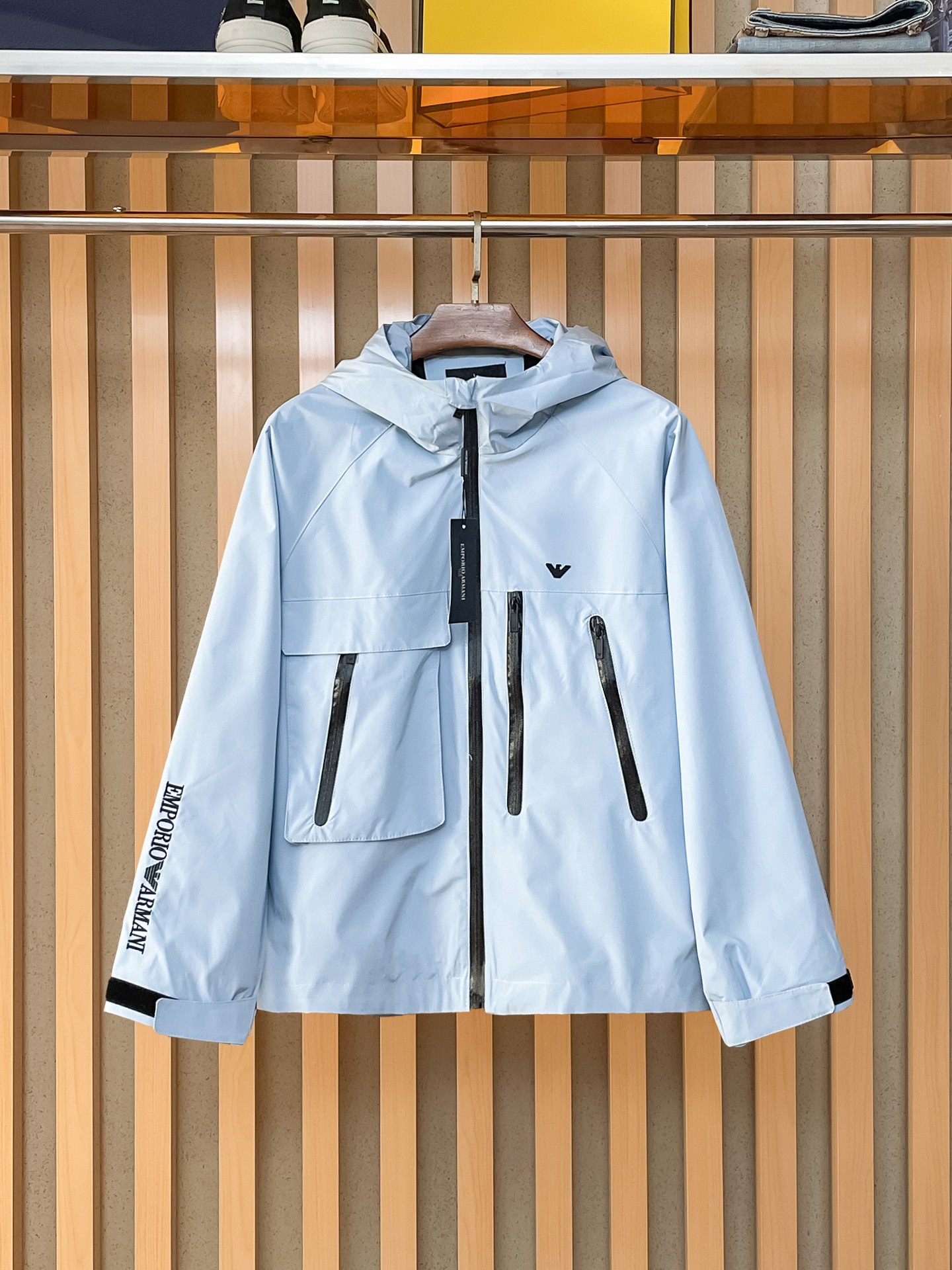 NO:869616,Same style as Armani official website, on sale in advance!  2026ss new men's jacket, original three-standard high-end version!  With hidden hood, custom-made fabrics at the counter, highly breathable and comfortable, impeccable details, brand element design concept, reflecting high quality. It feels delicate and soft!  It presents a casual cut and the upper body shape is awesome!  Size M～3XL, maximum wearing capacity is 195 catties.,,armani,jackets & coats,jackets & coats,hats,19860909阿玛尼 官网同款,提前发售！2026ss新款男士夹克外套,原单三标齐全高端版本！带隐藏帽,专柜定制面料 透气舒适度高,细节无可挑剔,品牌元素设计理念,体现高品质.手感细腻柔软！呈现休闲裁剪,上身版型超赞！码数M～3XL,最大穿195斤.,,armani,jackets & coats,jackets & coats,hats,,Men's clothing