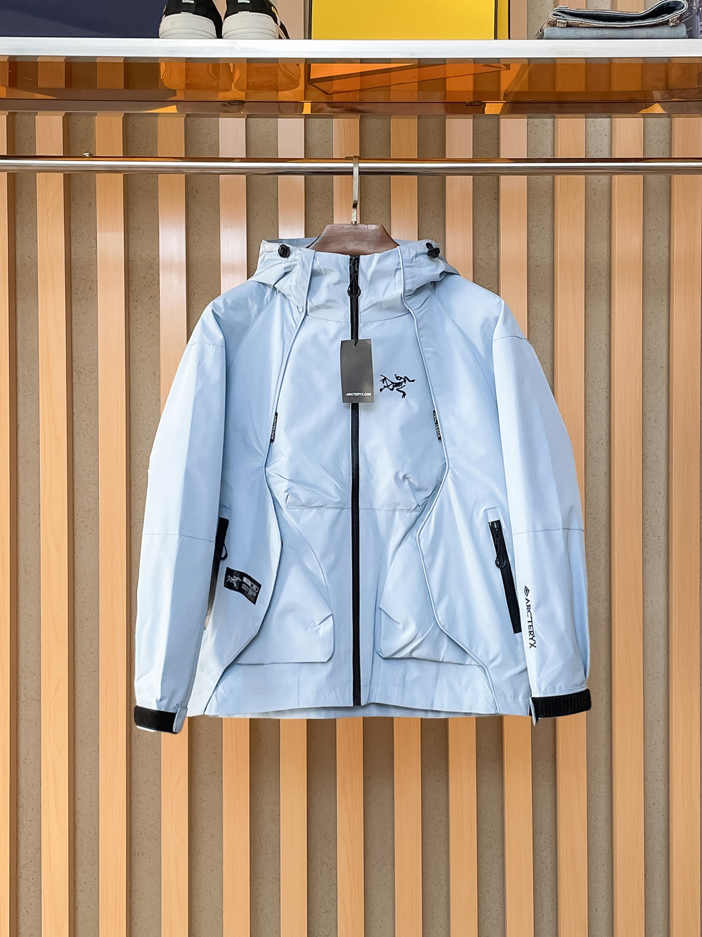 NO:869623,Same style as Arc’teryx official website, on sale in advance!  2026ss new men's jacket, original three-standard high-end version!  With hidden hood, custom-made fabrics at the counter, highly breathable and comfortable, impeccable details, brand element design concept, reflecting high quality. It feels delicate and soft!  It presents a casual cut and the upper body shape is awesome!  Size M～3XL, maximum wearing capacity is 195 catties.,arc'teryx,jackets & coats,jackets & coats,hats,19860909始祖鸟 官网同款,提前发售！2026ss新款男士夹克外套,原单三标齐全高端版本！带隐藏帽,专柜定制面料 透气舒适度高,细节无可挑剔,品牌元素设计理念,体现高品质.手感细腻柔软！呈现休闲裁剪,上身版型超赞！码数M～3XL,最大穿195斤.,arc'teryx,jackets & coats,jackets & coats,hats,,Men's clothing