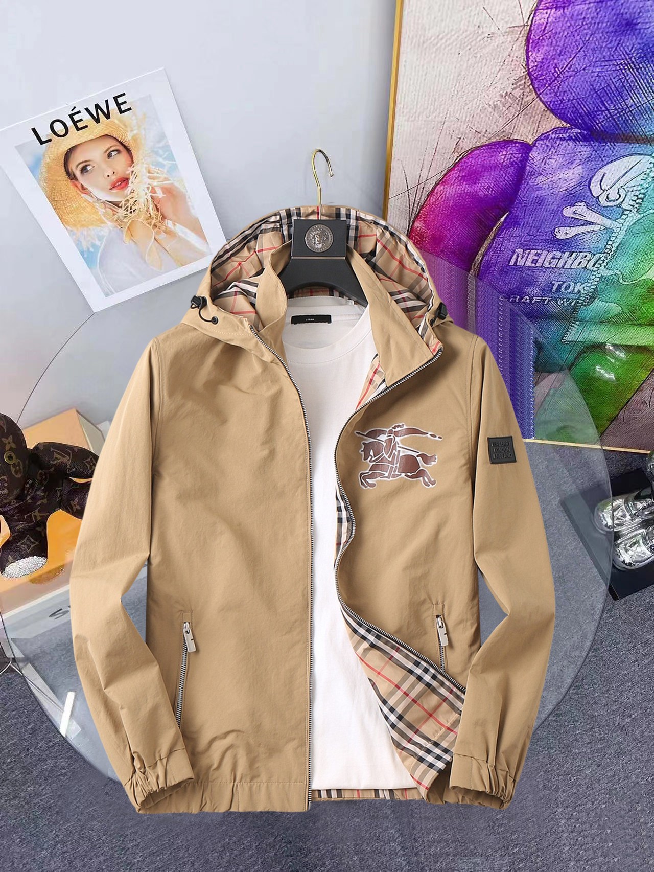 NO:648350,The same model on Burberry's official website, complete with three labels, on sale in advance. 2025ss new autumn men's jacket, high-end version with complete three labels of the original order. Custom-made fabrics at the counter. Highly breathable and comfortable, impeccable details, brand element design concept, reflecting high quality. Delicate and soft feel. Casual tailoring, excellent upper body shape. Size M～3XL, maximum wear 195 catties,,burberry,jackets & coats,jackets & coats,alexander wang19860909巴宝莉官网同款,三标齐全,提前发售 2025ss开秋新款男士夹克外套,原单三标齐全高端版本 专柜定制面料 透气舒适度高,细节无可挑剔,品牌元素设计理念,体现高品质.手感细腻柔软 呈现休闲裁剪,上身版型超赞 码数M～3XL,最大穿195斤,,burberry,jackets & coats,jackets & coats,alexander wang,Men's clothing