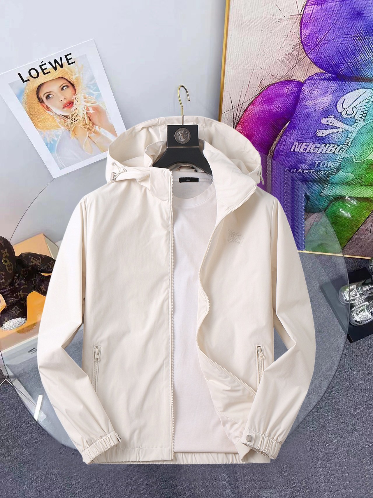 NO:648355,The same model on Burberry's official website, complete with three labels, on sale in advance. 2025ss new autumn men's jacket, high-end version with complete three labels of the original order. Custom-made fabrics at the counter. Highly breathable and comfortable, impeccable details, brand element design concept, reflecting high quality. Delicate and soft feel. Casual tailoring, excellent upper body shape. Size M～3XL, maximum wear 195 catties,,burberry,jackets & coats,jackets & coats,alexander wang19860909巴宝莉官网同款,三标齐全,提前发售 2025ss开秋新款男士夹克外套,原单三标齐全高端版本 专柜定制面料 透气舒适度高,细节无可挑剔,品牌元素设计理念,体现高品质.手感细腻柔软 呈现休闲裁剪,上身版型超赞 码数M～3XL,最大穿195斤,,burberry,jackets & coats,jackets & coats,alexander wang,Men's clothing