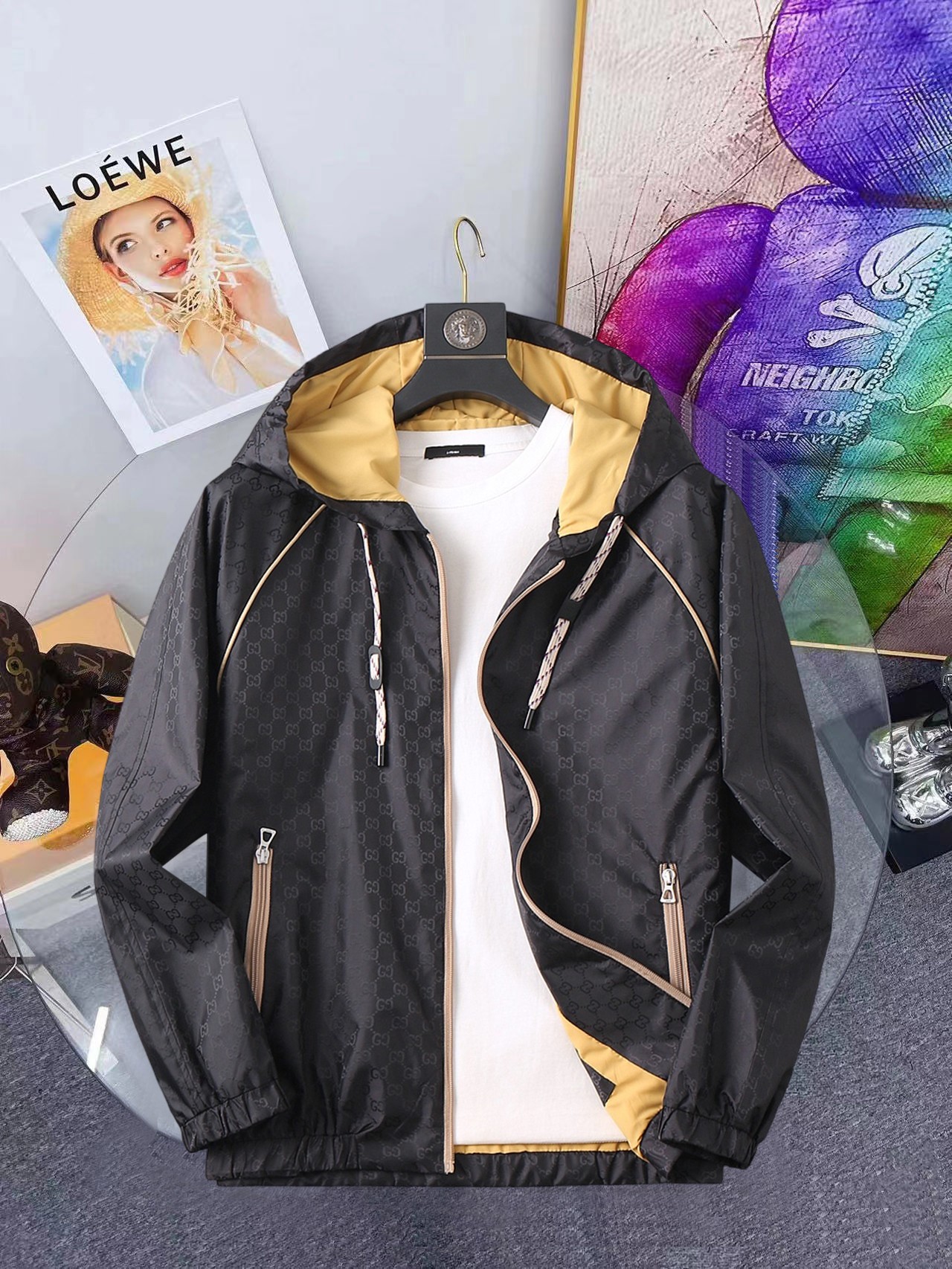 NO:648365,Same style as on Gucci official website, complete with three labels, sold in advance. 2025ss new autumn men's jacket, high-end version with complete three labels of the original order. Custom-made fabrics at the counter. Highly breathable and comfortable, impeccable details, brand element design concept, reflecting high quality. Delicate and soft feel. Casual tailoring, excellent upper body shape. Size M～3XL, maximum wear 195 catties,,jackets & coats,jackets & coats,alexander wang19860909古奇官网同款,三标齐全,提前发售 2025ss开秋新款男士夹克外套,原单三标齐全高端版本 专柜定制面料 透气舒适度高,细节无可挑剔,品牌元素设计理念,体现高品质.手感细腻柔软 呈现休闲裁剪,上身版型超赞 码数M～3XL,最大穿195斤,,jackets & coats,jackets & coats,alexander wang,Men's clothing