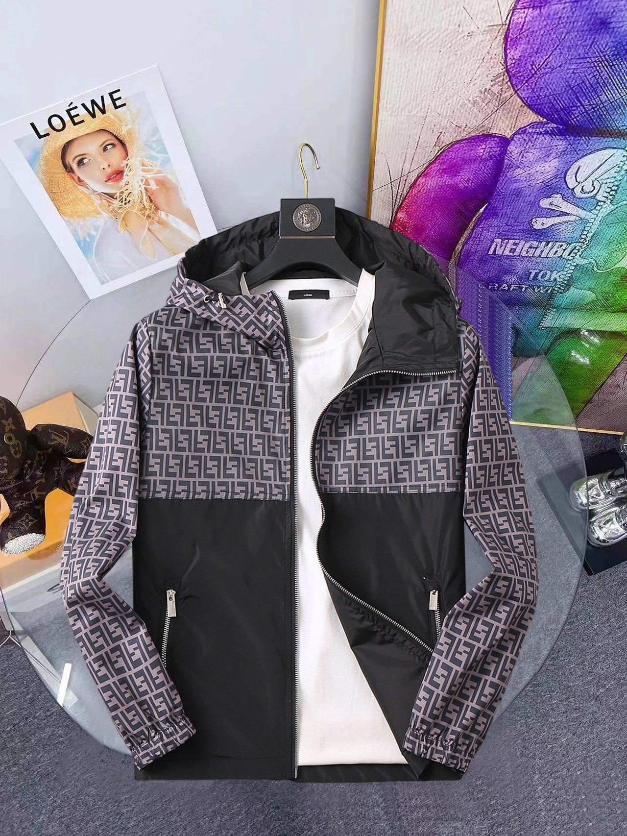 NO:648370,Same style on Fendi official website, complete with three labels, on sale in advance. 2025ss new autumn men's reversible jacket, original single with three labels, high-end version. Custom-made fabrics at the counter. Highly breathable and comfortable, impeccable details, brand element design concept, reflecting high quality. Delicate and soft hand feel. Casual tailoring, excellent upper body shape. Size M~3XL, maximum wear 195 catties,,fendi,jackets & coats,jackets & coats,alexander wang19860909芬迪官网同款,三标齐全,提前发售 2025ss开秋新款男士双面穿夹克外套,原单三标齐全高端版本 专柜定制面料 透气舒适度高,细节无可挑剔,品牌元素设计理念,体现高品质.手感细腻柔软 呈现休闲裁剪,上身版型超赞 码数M～3XL,最大穿195斤,,fendi,jackets & coats,jackets & coats,alexander wang,Men's clothing