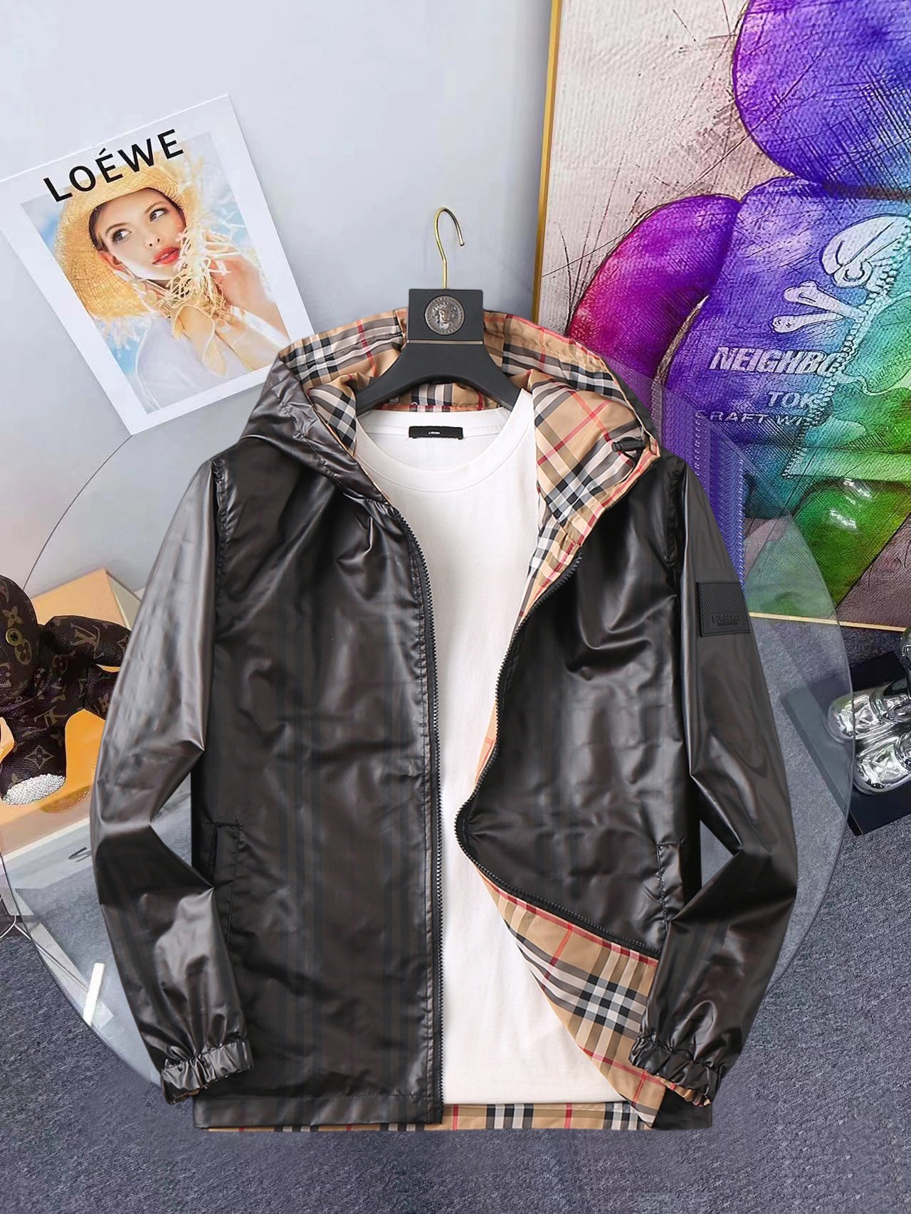 NO:648379,The same style on Burberry's official website, complete with three labels, on sale in advance. 2025ss new men's reversible jacket for autumn, high-end version with original three labels. Custom-made fabrics at the counter. Highly breathable and comfortable, impeccable details, brand element design concept, reflecting high quality. Delicate and soft feel. Casual tailoring, excellent upper body shape. Size M~3XL, maximum wearing capacity is 195 catties,,burberry,jackets & coats,jackets & coats,alexander wang19860909巴宝莉官网同款,三标齐全,提前发售 2025ss开秋新款男士双面穿夹克外套,原单三标齐全高端版本 专柜定制面料 透气舒适度高,细节无可挑剔,品牌元素设计理念,体现高品质.手感细腻柔软 呈现休闲裁剪,上身版型超赞 码数M～3XL,最大穿195斤,,burberry,jackets & coats,jackets & coats,alexander wang,Men's clothing