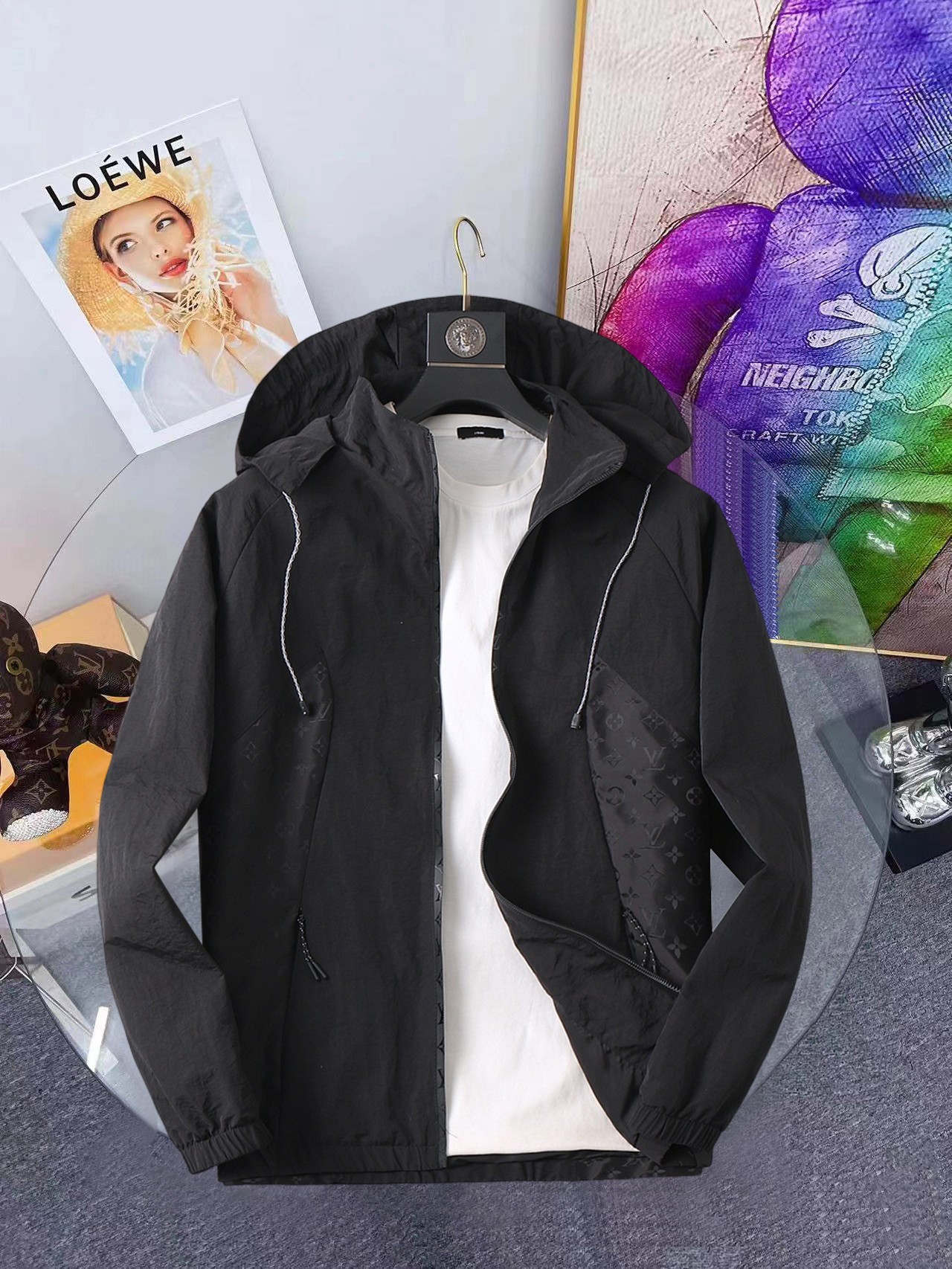 NO:648341,Same style as LV official website, complete with three labels, sold in advance. 2025ss new autumn men's jacket, high-end version with complete three labels of the original order. Custom-made fabrics at the counter. Highly breathable and comfortable, impeccable details, brand element design concept, reflecting high quality. Delicate and soft feel. Casual tailoring, excellent upper body shape. Size M～3XL, maximum wearing capacity is 195 catties. Louis vuitton, jackets & coats, jackets & coats, alexander wang19860909LV官网同款,三标齐全,提前发售 2025ss开秋新款男士夹克外套,原单三标齐全高端版本 专柜定制面料 透气舒适度高,细节无可挑剔,品牌元素设计理念,体现高品质.手感细腻柔软 呈现休闲裁剪,上身版型超赞 码数M～3XL,最大穿195斤,,louis vuitton,jackets & coats,jackets & coats,alexander wang,Men's clothing