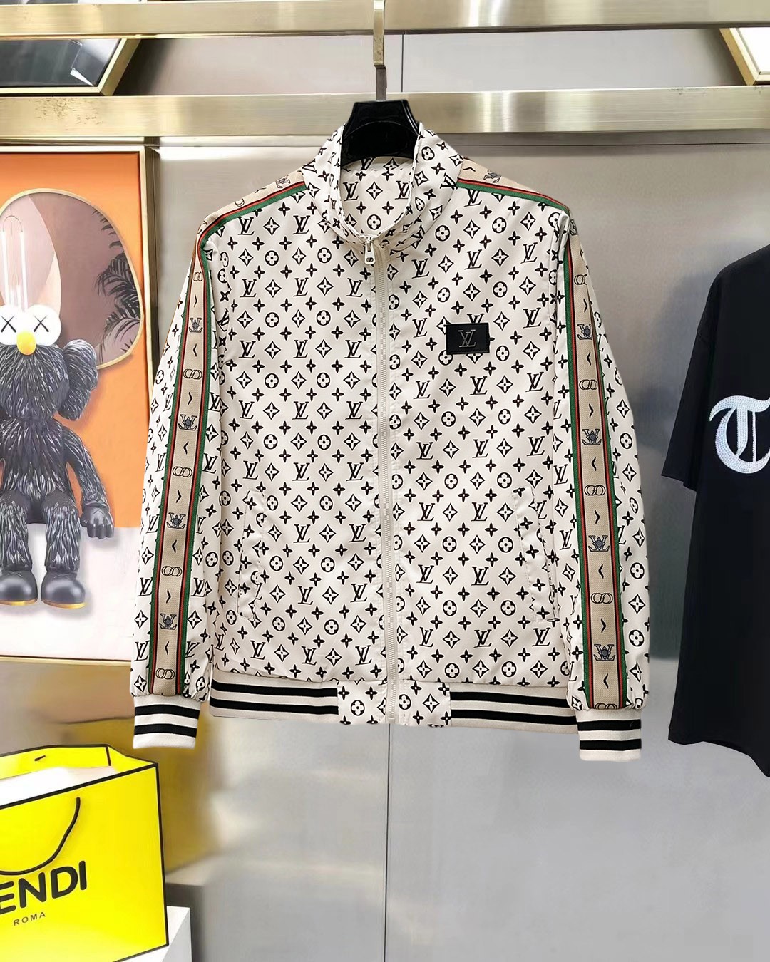 NO:954861,Same style as LV official website, on sale in advance!  2026ss new autumn men's jackets, original single three-standard high-end version!  , counter-customized fabrics with high breathability and comfort, impeccable details, brand element design concept, reflecting high quality. It feels delicate and soft!  It presents a casual cut and the upper body shape is awesome!  Size M～3XL, maximum weight. Same style as LV official website, on sale in advance!  2026ss new autumn men's jackets, original single three-standard high-end version!  , counter-customized fabrics with high breathability and comfort, impeccable details, brand element design concept, reflecting high quality. It feels delicate and soft!  It presents a casual cut and the upper body shape is awesome!  Size M～3XL, maximum weight.,,louis vuitton,jackets & coats,jackets & coats,19860909LV 官网同款,提前发售！2026ss开秋新款男士夹克外套,原单三标齐全高端版本！,专柜定制面料 透气舒适度高,细节无可挑剔,品牌元素设计理念,体现高品质.手感细腻柔软！呈现休闲裁剪,上身版型超赞！码数M～3XL,最大穿斤.LV 官网同款,提前发售！2026ss开秋新款男士夹克外套,原单三标齐全高端版本！,专柜定制面料 透气舒适度高,细节无可挑剔,品牌元素设计理念,体现高品质.手感细腻柔软！呈现休闲裁剪,上身版型超赞！码数M～3XL,最大穿斤.,,louis vuitton,jackets & coats,jackets & coats,,Men's clothing