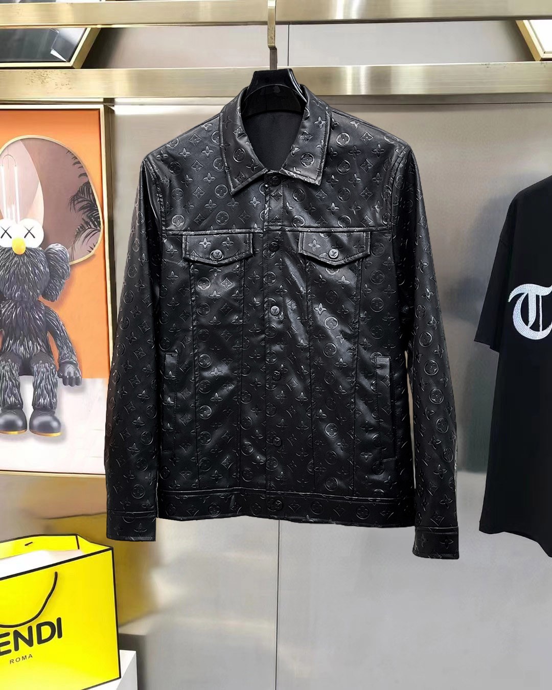 NO:954869,A hot item for the fall, LV (high-end quality) 2026 early autumn new stylish casual leather jacket, imported original technical fabrics, comfortable and breathable upper body, exquisite hand-embroidered letter logo on the chest, unique design reversible style, digital positioning printing technology on the reverse, highlighting the personality of young people, original hardware accessories, extremely high-grade, handsome upper body!  M-3XL,,louis vuitton,jackets & coats,jackets & coats,leather jacket,19860909开秋爆款, LV（高端品质）2026早秋新品时尚休闲皮衣夹克外套,进口原版科技面料,上身舒适透气,胸前精致手工刺绣工艺字母logo,独特设计两面穿风格,反面数码定位印花工艺,彰显了年轻人的个性,原版五金辅料,档次极高,上身帅气十足！M-3XL,,louis vuitton,jackets & coats,jackets & coats,leather jacket,,Men's clothing