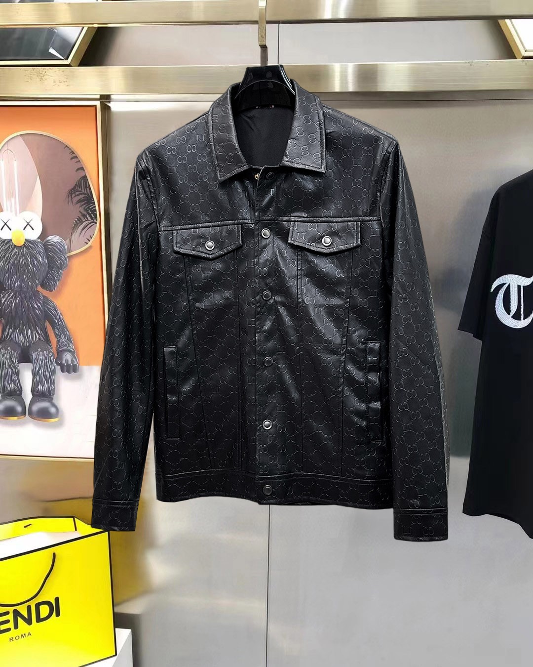 NO:954876,A hot item for the fall, Gucci (high-end quality) 2026 early autumn new stylish casual leather jacket, imported original technical fabrics, comfortable and breathable upper body, exquisite hand-embroidered letter logo on the chest, unique design reversible style, digital positioning printing technology on the back, highlighting the personality of young people, original hardware accessories, extremely high-grade, handsome upper body!  M-3XL,,jackets & coats,jackets & coats,leather jacket,19860909开秋爆款, 古奇（高端品质）2026早秋新品时尚休闲皮衣夹克外套,进口原版科技面料,上身舒适透气,胸前精致手工刺绣工艺字母logo,独特设计两面穿风格,反面数码定位印花工艺,彰显了年轻人的个性,原版五金辅料,档次极高,上身帅气十足！M-3XL,,jackets & coats,jackets & coats,leather jacket,,Men's clothing