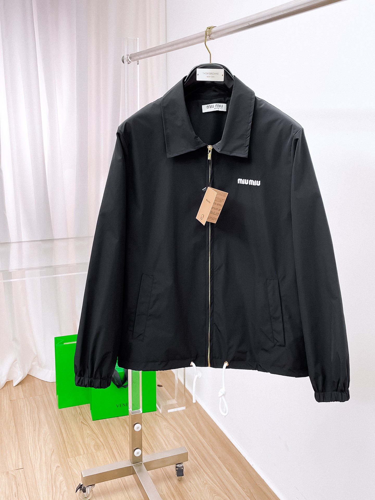 NO:905158,The same style on the miumiu official website, on sale in advance!  2026ss new autumn men's jacket, double-sided, original single and three-label complete high-end version!  , counter-customized fabrics with high breathability and comfort, impeccable details, brand element design concept, reflecting high quality. It feels delicate and soft!  It presents a casual cut and the upper body shape is awesome!  Size M～3XL, maximum wearing capacity is 195 catties.,,miumiu,jackets & coats,jackets & coats,19860909miumiu 官网同款,提前发售！2026ss开秋新款男士夹克外套,双面穿原单三标齐全高端版本！,专柜定制面料 透气舒适度高,细节无可挑剔,品牌元素设计理念,体现高品质.手感细腻柔软！呈现休闲裁剪,上身版型超赞！码数M～3XL,最大穿195斤.,,miumiu,jackets & coats,jackets & coats,,Men's clothing