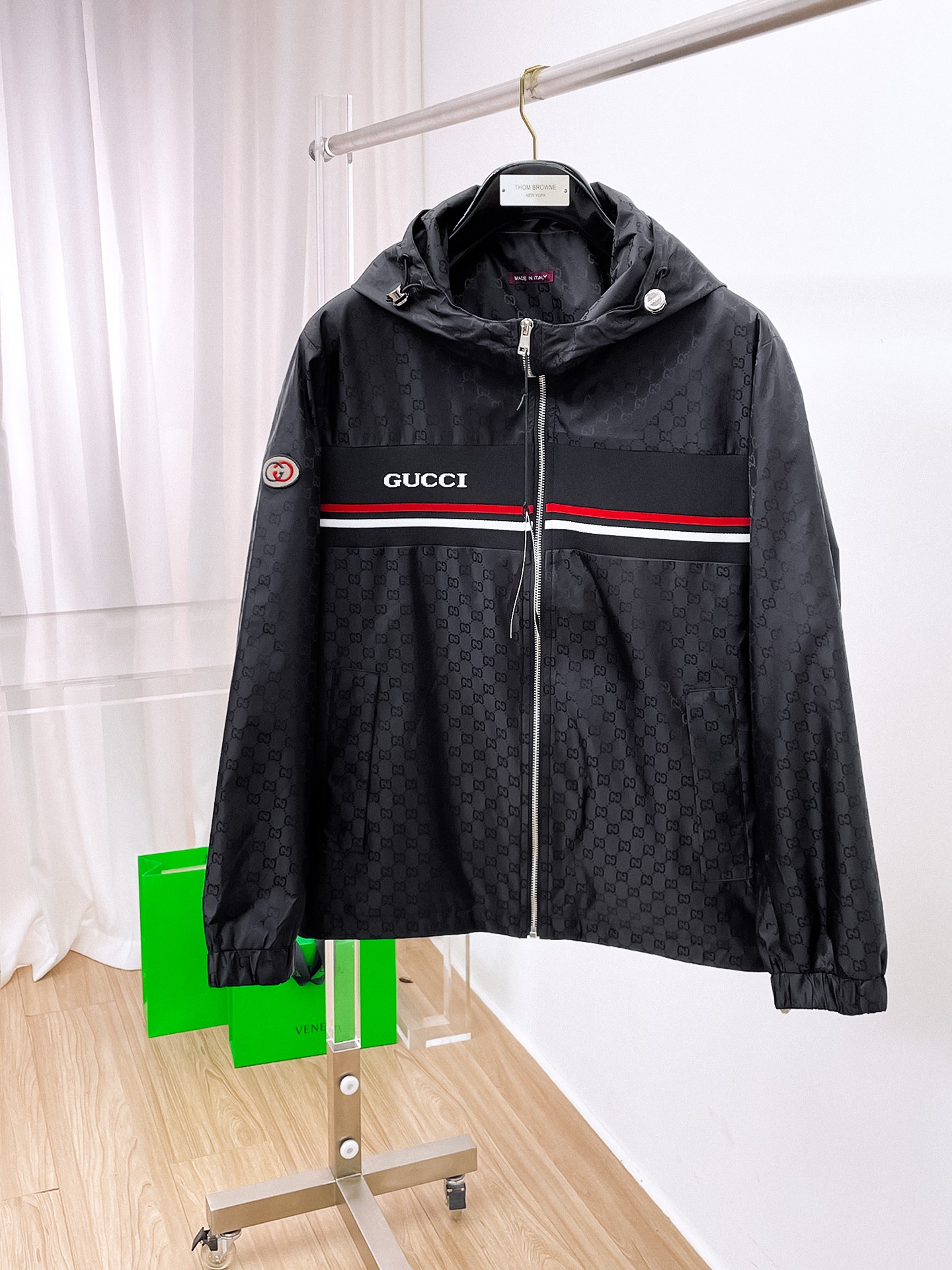 NO:905163,Same style as Gucci official website, on sale in advance!  2026ss new autumn men's jacket, double-sided, original single and three-label complete high-end version!  , counter-customized fabrics with high breathability and comfort, impeccable details, brand element design concept, reflecting high quality. It feels delicate and soft!  It presents a casual cut and the upper body shape is awesome!  Size M～3XL, maximum wearing capacity is 195 catties.,,jackets & coats,jackets & coats,19860909古奇 官网同款,提前发售！2026ss开秋新款男士夹克外套,双面穿原单三标齐全高端版本！,专柜定制面料 透气舒适度高,细节无可挑剔,品牌元素设计理念,体现高品质.手感细腻柔软！呈现休闲裁剪,上身版型超赞！码数M～3XL,最大穿195斤.,,jackets & coats,jackets & coats,,Men's clothing