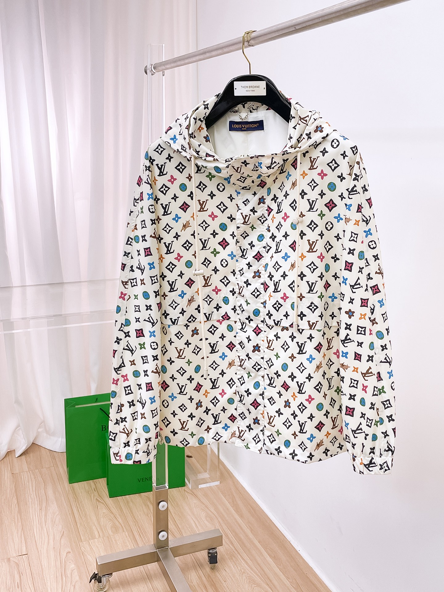 NO:905182,Same style as on LV official website, on sale in advance!  2026ss new autumn men's jacket, double-sided, original single and three-label complete high-end version!  , counter-customized fabrics with high breathability and comfort, impeccable details, brand element design concept, reflecting high quality. It feels delicate and soft!  It presents a casual cut and the upper body shape is awesome!  Size M～3XL, maximum wearing capacity is 195 catties.,,louis vuitton,jackets & coats,jackets & coats,19860909LV 官网同款,提前发售！2026ss开秋新款男士夹克外套,双面穿原单三标齐全高端版本！,专柜定制面料 透气舒适度高,细节无可挑剔,品牌元素设计理念,体现高品质.手感细腻柔软！呈现休闲裁剪,上身版型超赞！码数M～3XL,最大穿195斤.,,louis vuitton,jackets & coats,jackets & coats,,Men's clothing