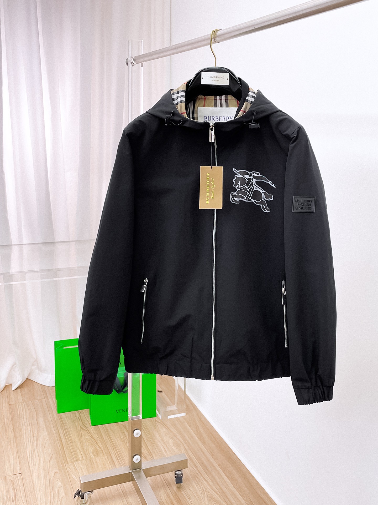 NO:905166,Same style as Burberry official website, on sale in advance!  2026ss new autumn men's jacket, double-sided, original single and three-label complete high-end version!  , counter-customized fabrics with high breathability and comfort, impeccable details, brand element design concept, reflecting high quality. It feels delicate and soft!  It presents a casual cut and the upper body shape is awesome!  Size M～3XL, maximum wearing capacity is 195 catties.,,burberry,jackets & coats,jackets & coats,19860909巴宝莉 官网同款,提前发售！2026ss开秋新款男士夹克外套,双面穿原单三标齐全高端版本！,专柜定制面料 透气舒适度高,细节无可挑剔,品牌元素设计理念,体现高品质.手感细腻柔软！呈现休闲裁剪,上身版型超赞！码数M～3XL,最大穿195斤.,,burberry,jackets & coats,jackets & coats,,Men's clothing