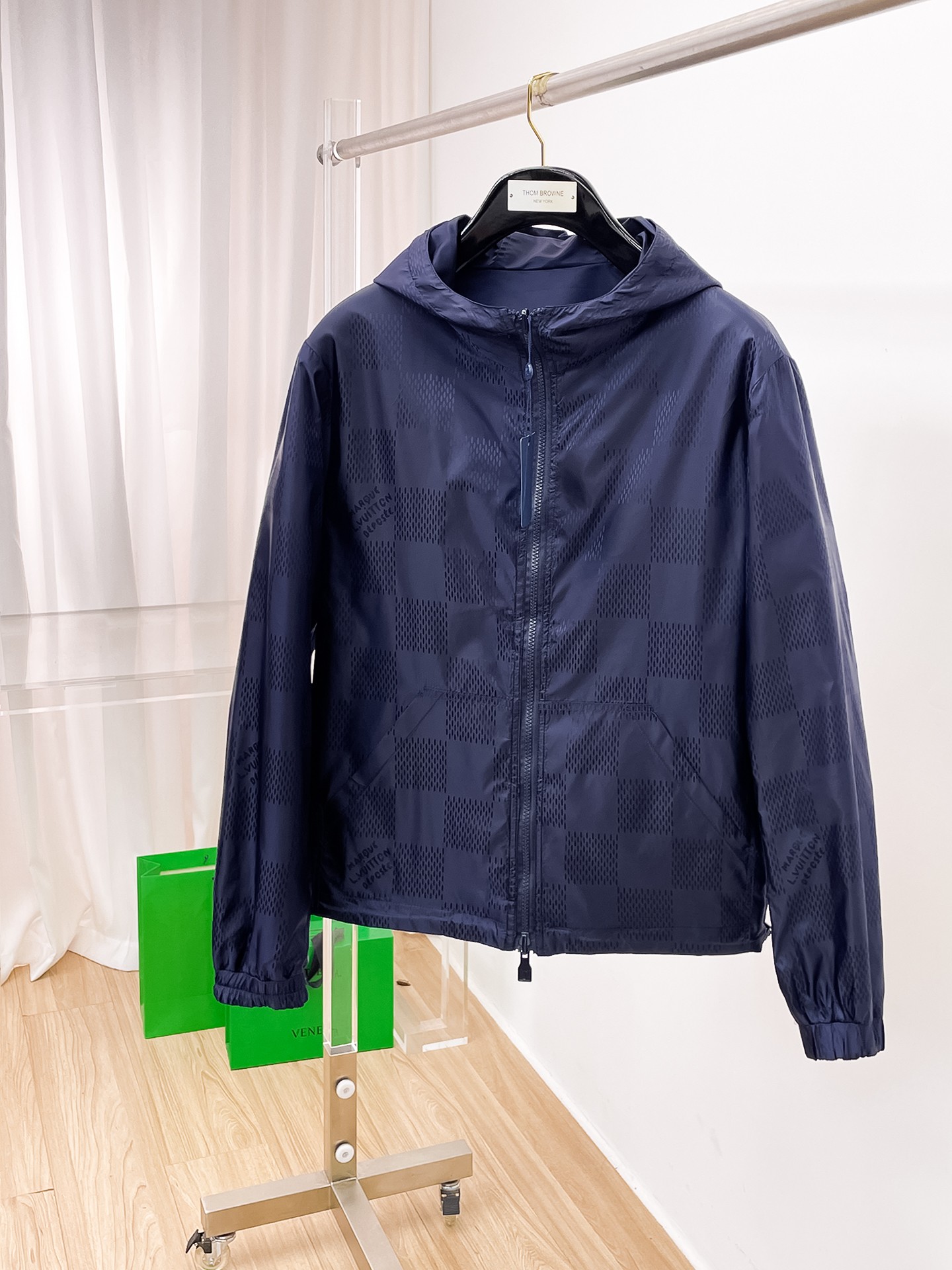NO:905188,Same style as on LV official website, on sale in advance!  2026ss new autumn men's double-sided reversible jacket, double-sided original single and three-label complete high-end version!  , counter-customized fabrics with high breathability and comfort, impeccable details, brand element design concept, reflecting high quality. It feels delicate and soft!  It presents a casual cut and the upper body shape is awesome!  Size M～3XL, maximum wearing capacity is 195 catties.,,louis vuitton,jackets & coats,jackets & coats,19860909LV 官网同款,提前发售！2026ss开秋新款男士双面双面穿夹克外套,双面穿原单三标齐全高端版本！,专柜定制面料 透气舒适度高,细节无可挑剔,品牌元素设计理念,体现高品质.手感细腻柔软！呈现休闲裁剪,上身版型超赞！码数M～3XL,最大穿195斤.,,louis vuitton,jackets & coats,jackets & coats,,Men's clothing