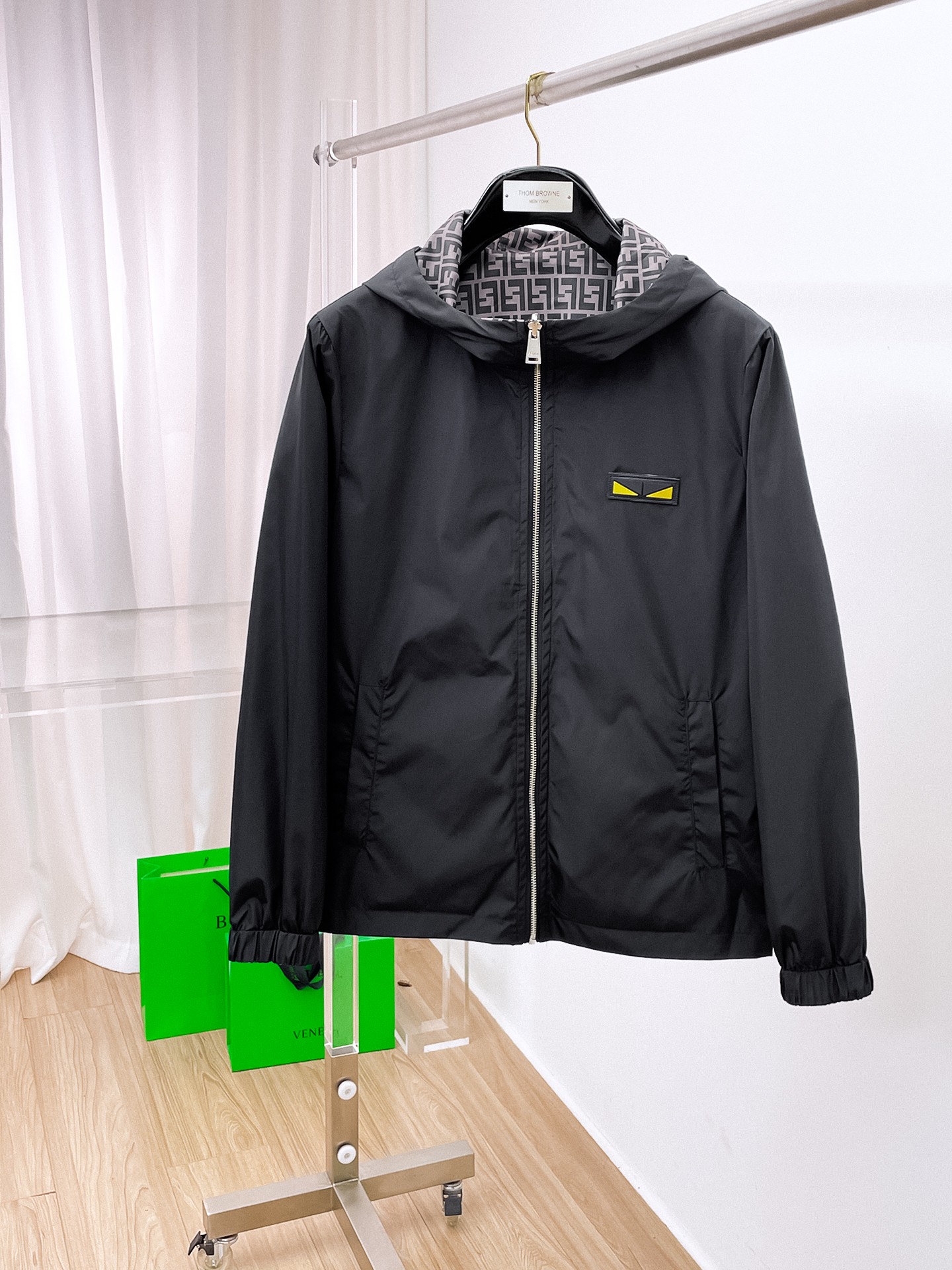 NO:905176,Same style as Fendi official website, on sale in advance!  2026ss new autumn men's reversible jacket, double-sided original single and three-label complete high-end version!  , counter-customized fabrics with high breathability and comfort, impeccable details, brand element design concept, reflecting high quality. It feels delicate and soft!  It presents a casual cut and the upper body shape is awesome!  Size M～3XL, maximum wearing capacity is 195 catties.,,fendi,jackets & coats,jackets & coats,19860909芬迪 官网同款,提前发售！2026ss开秋新款男士双面穿夹克外套,双面穿原单三标齐全高端版本！,专柜定制面料 透气舒适度高,细节无可挑剔,品牌元素设计理念,体现高品质.手感细腻柔软！呈现休闲裁剪,上身版型超赞！码数M～3XL,最大穿195斤.,,fendi,jackets & coats,jackets & coats,,Men's clothing