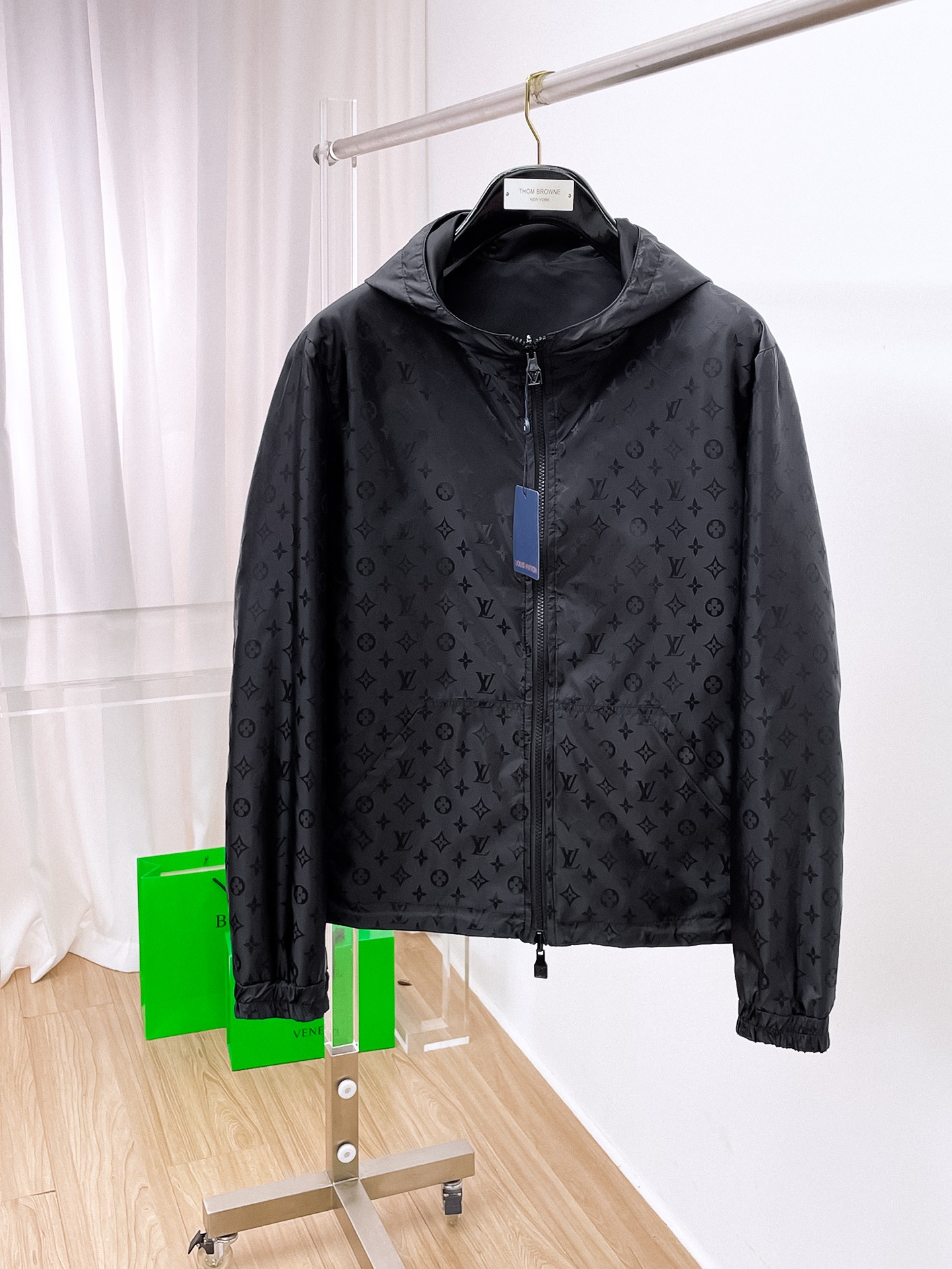 NO:905194,Same style as on LV official website, on sale in advance!  2026ss new autumn men's reversible jacket, double-sided original single and three-label complete high-end version!  , counter-customized fabrics with high breathability and comfort, impeccable details, brand element design concept, reflecting high quality. It feels delicate and soft!  It presents a casual cut and the upper body shape is awesome!  Size M～3XL, maximum wearing capacity is 195 catties.,,louis vuitton,jackets & coats,jackets & coats,19860909LV 官网同款,提前发售！2026ss开秋新款男士双面穿夹克外套,双面穿原单三标齐全高端版本！,专柜定制面料 透气舒适度高,细节无可挑剔,品牌元素设计理念,体现高品质.手感细腻柔软！呈现休闲裁剪,上身版型超赞！码数M～3XL,最大穿195斤.,,louis vuitton,jackets & coats,jackets & coats,,Men's clothing