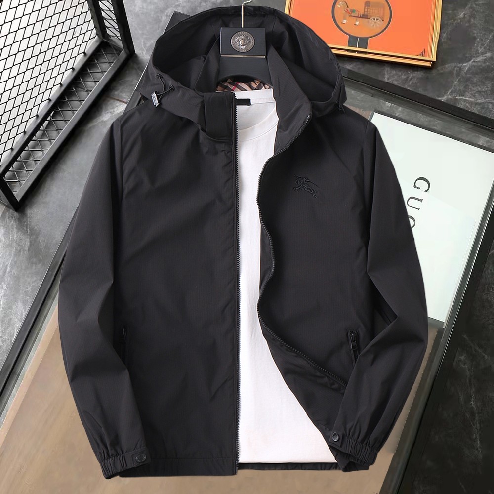 NO:595187,The same style is available on Burberry’s official website, on sale in advance!  2025ss new autumn men's jacket, original single three-standard high-end version!  With hidden hood, custom-made fabrics at the counter, highly breathable and comfortable, impeccable details, brand element design concept, reflecting high quality. It feels delicate and soft!  It presents a casual cut and the upper body shape is awesome!  Size M～3XL, maximum wear is 195kg.,,burberry,jackets & coats,jackets & coats,hats,alexander wang19860909巴宝莉官网同款,提前发售！2025ss开 秋新款男士夹克外套,原单三标齐全高端版本！带隐藏帽,专柜定制面料 透气舒适度高,细节无可挑剔,品牌元素设计理念,体现高品质.手感细腻柔软！呈现休闲裁剪,上身版型超赞！码数M～3XL,最大穿195斤.,,burberry,jackets & coats,jackets & coats,hats,alexander wang,Men's clothing