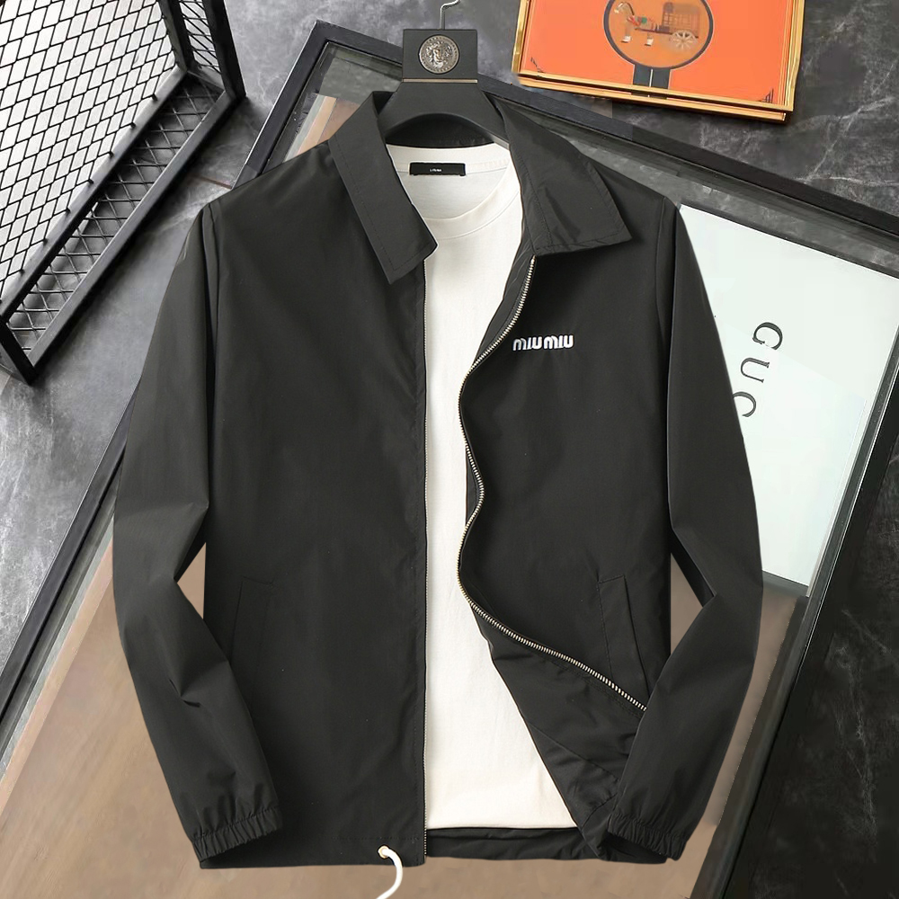 NO:595208,The same style on miumiu official website, on sale in advance!  2025ss new autumn men's jacket, original single three-standard high-end version!  With hidden hood, custom-made fabrics at the counter, highly breathable and comfortable, impeccable details, brand element design concept, reflecting high quality. It feels delicate and soft!  It presents a casual cut and the upper body shape is awesome!  Size M～3XL, maximum wear is 195kg.,,miumiu,jackets & coats,jackets & coats,hats,alexander wang19860909miumiu官网同款,提前发售！2025ss开 秋新款男士夹克外套,原单三标齐全高端版本！带隐藏帽,专柜定制面料 透气舒适度高,细节无可挑剔,品牌元素设计理念,体现高品质.手感细腻柔软！呈现休闲裁剪,上身版型超赞！码数M～3XL,最大穿195斤.,,miumiu,jackets & coats,jackets & coats,hats,alexander wang,Men's clothing