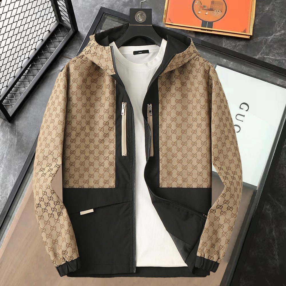 NO:595212,Same style as Gucci official website, on sale in advance!  2025ss new autumn men's jacket, original single three-standard high-end version!  With hidden hood, custom-made fabrics at the counter, highly breathable and comfortable, impeccable details, brand element design concept, reflecting high quality. It feels delicate and soft!  It presents a casual cut and the upper body shape is awesome!  Size M～3XL, maximum wear is 195kg.,,jackets & coats,jackets & coats,hats,alexander wang19860909古奇 官网同款,提前发售！2025ss开 秋新款男士夹克外套,原单三标齐全高端版本！带隐藏帽,专柜定制面料 透气舒适度高,细节无可挑剔,品牌元素设计理念,体现高品质.手感细腻柔软！呈现休闲裁剪,上身版型超赞！码数M～3XL,最大穿195斤.,,jackets & coats,jackets & coats,hats,alexander wang,Men's clothing