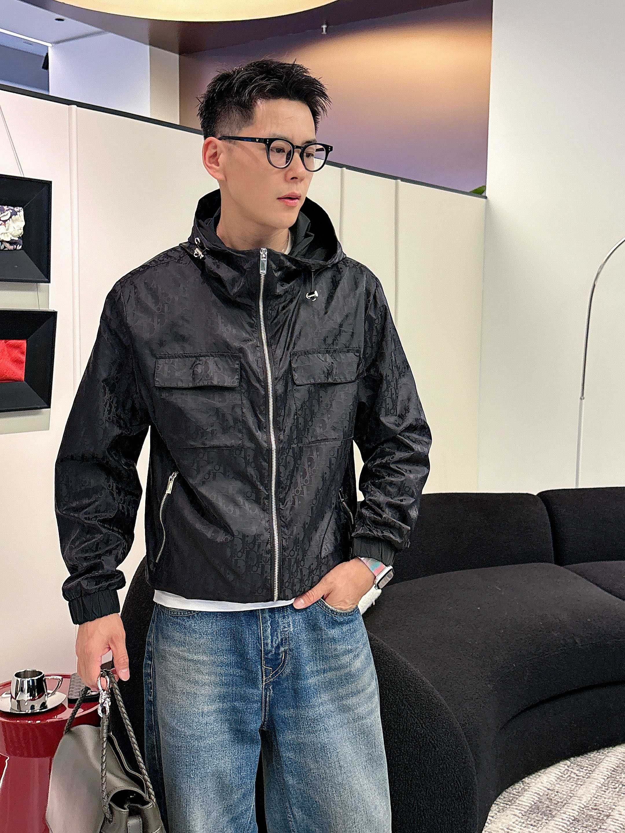 NO:745457,Same style as Dior official website, on sale in advance!  2026ss new spring men's jackets, original high-end version with three standards!  With hidden hood, custom-made fabrics at the counter, highly breathable and comfortable, impeccable details, brand element design concept, reflecting high quality. It feels delicate and soft!  It presents a casual cut and the upper body shape is awesome!  Size M～3XL, maximum wearing capacity is 195 catties.,,dior,jackets & coats,jackets & coats,hats,19860909迪奥 官网同款,提前发售！2026ss开春新款男士夹克外套,原单三标齐全高端版本！带隐藏帽,专柜定制面料 透气舒适度高,细节无可挑剔,品牌元素设计理念,体现高品质.手感细腻柔软！呈现休闲裁剪,上身版型超赞！码数M～3XL,最大穿195斤.,,dior,jackets & coats,jackets & coats,hats,,Men's clothing