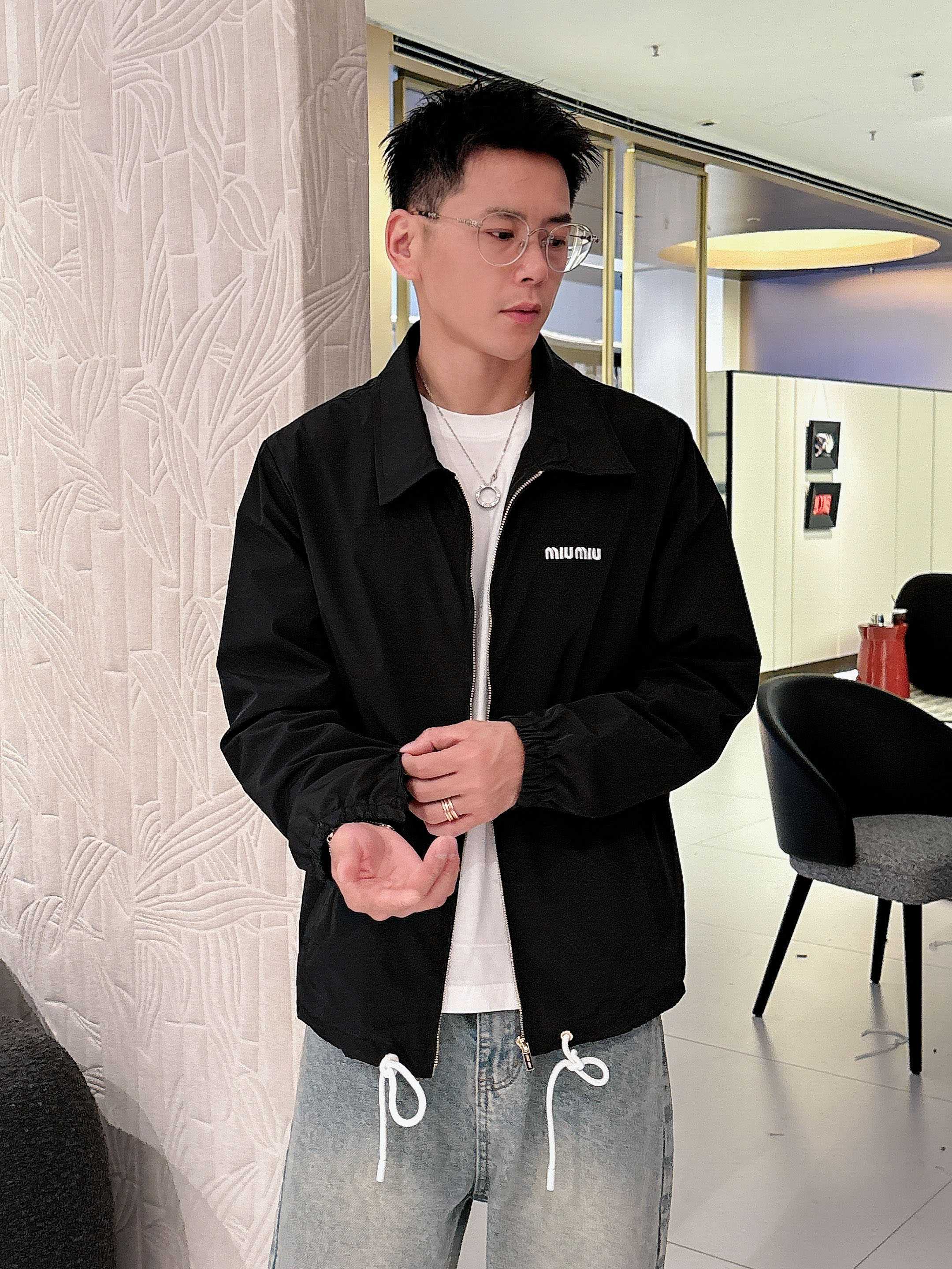 NO:745436,The same style on the miumiu official website, on sale in advance!  2026ss new spring men's jackets, original high-end version with three standards!  With hidden hood, custom-made fabrics at the counter, highly breathable and comfortable, impeccable details, brand element design concept, reflecting high quality. It feels delicate and soft!  It presents a casual cut and the upper body shape is awesome!  Size M～3XL, maximum wearing capacity is 195 catties.,,miumiu,jackets & coats,jackets & coats,hats,19860909miumiu 官网同款,提前发售！2026ss开春新款男士夹克外套,原单三标齐全高端版本！带隐藏帽,专柜定制面料 透气舒适度高,细节无可挑剔,品牌元素设计理念,体现高品质.手感细腻柔软！呈现休闲裁剪,上身版型超赞！码数M～3XL,最大穿195斤.,,miumiu,jackets & coats,jackets & coats,hats,,Men's clothing