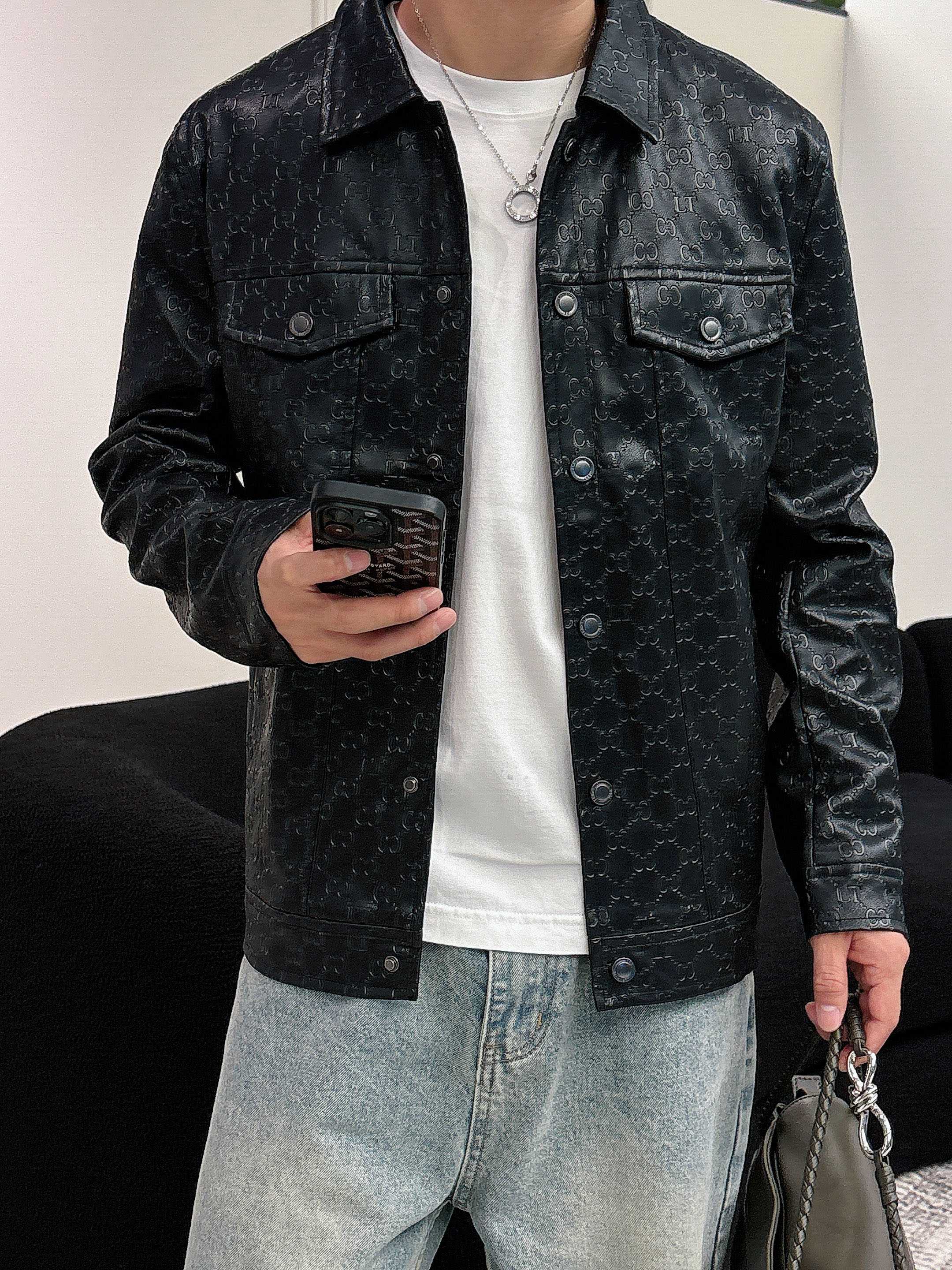 NO:745452,Hot spring style, Gucci (high-end quality) 2026 early spring new stylish casual leather jacket, imported original technical fabrics, comfortable and breathable upper body, exquisite hand-embroidered letter logo on the chest, unique design reversible style, digital positioning printing technology on the reverse, highlighting the personality of young people, original hardware accessories, extremely high-grade, handsome upper body!  M-3XL,,jackets & coats,jackets & coats,leather jacket,19860909开春爆款, 古奇（高端品质）2026早春新品时尚休闲皮衣夹克外套,进口原版科技面料,上身舒适透气,胸前精致手工刺绣工艺字母logo,独特设计两面穿风格,反面数码定位印花工艺,彰显了年轻人的个性,原版五金辅料,档次极高,上身帅气十足！M-3XL,,jackets & coats,jackets & coats,leather jacket,,Men's clothing