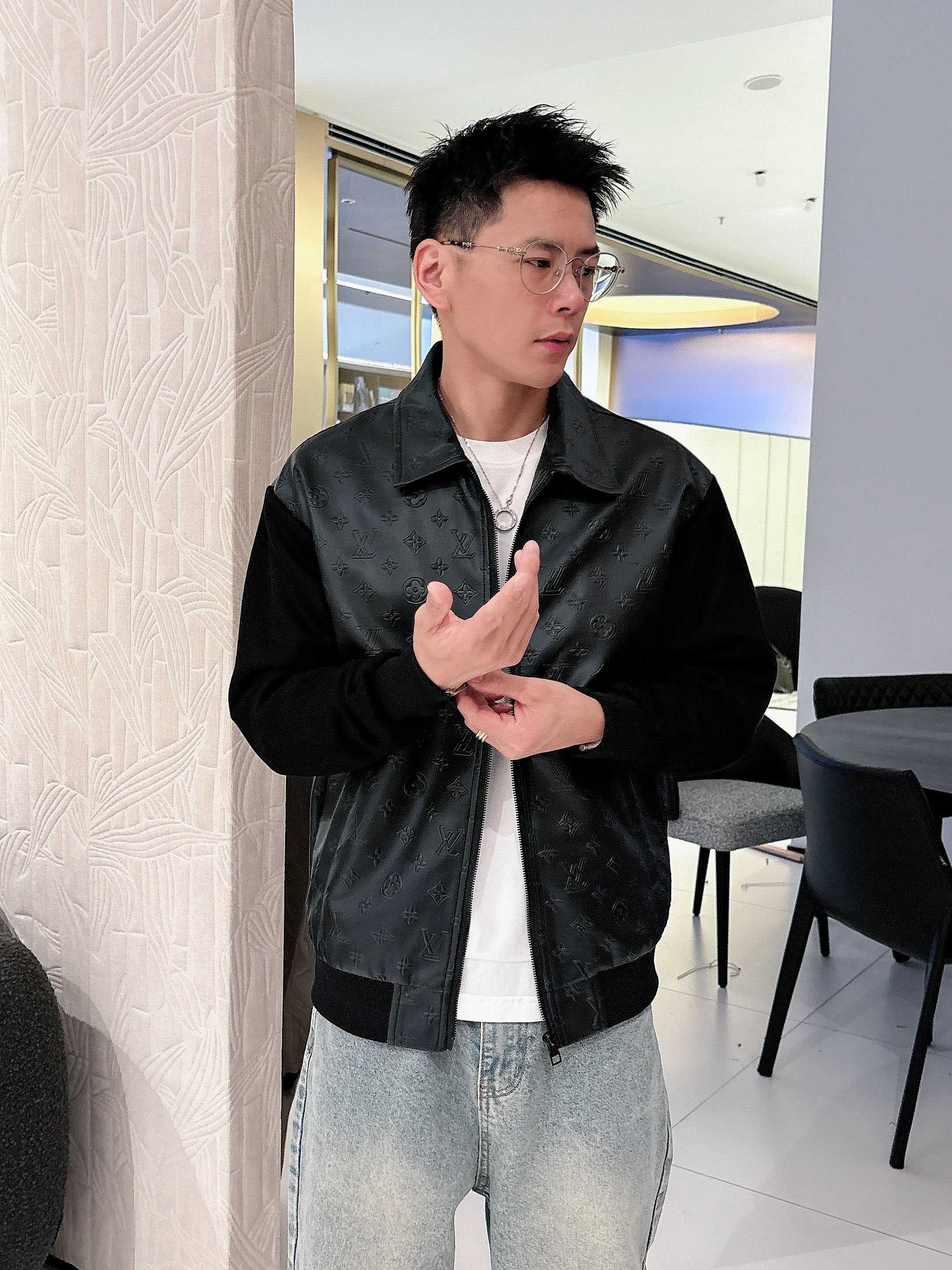 NO:745456,The same style as the LV official website, complete with three labels, sold in advance. 2026ss new spring men's leather jacket, made of imported Korean leather. Original three-label complete high-end version. Custom-made fabrics at the counter. Highly breathable and comfortable, impeccable details, brand element design concept, reflecting high quality. Delicate and soft feel. Casual tailoring, excellent upper body size. Size M~3XL, maximum wear 195 catties., Louis Vuitton, jackets & coats, jackets &  coats,leather jacket,19860909LV 官网同款,三标齐全,提前发售 2026ss开春新款男士皮衣夹克外套,采用进口韩国皮 原单三标齐全高端版本 专柜定制面料 透气舒适度高,细节无可挑剔,品牌元素设计理念,体现高品质.手感细腻柔软 呈现休闲裁剪,上身版型超赞 码数M～3XL,最大穿195斤,,louis vuitton,jackets & coats,jackets & coats,leather jacket,,Men's clothing