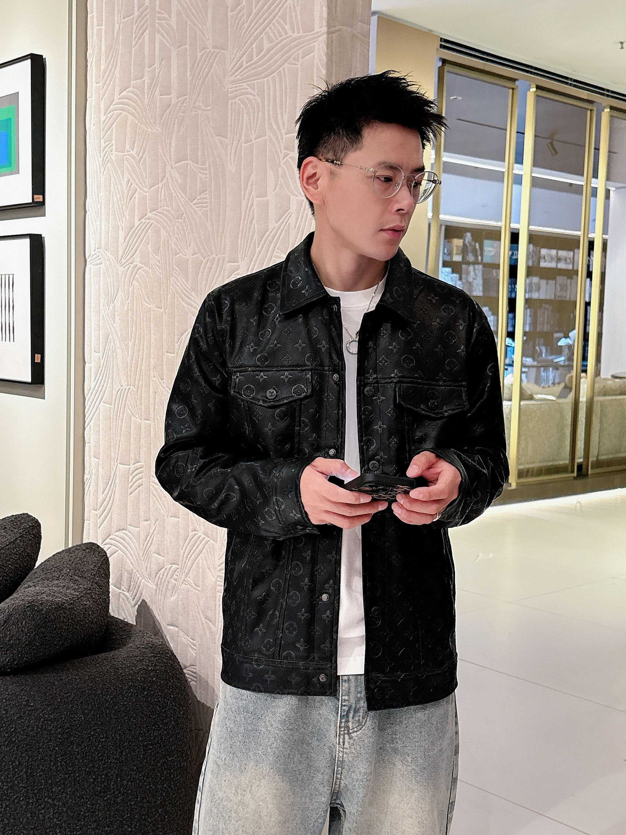 NO:745447,Hot spring style, LV (high-end quality) 2026 early spring new stylish casual leather jacket, imported original technical fabrics, comfortable and breathable upper body, exquisite hand-embroidered letter logo on the chest, unique design reversible style, digital positioning printing technology on the reverse, highlighting the personality of young people, original hardware accessories, extremely high-grade, handsome upper body!  M-3XL,,louis vuitton,jackets & coats,jackets & coats,leather jacket,19860909开春爆款, LV（高端品质）2026早春新品时尚休闲皮衣夹克外套,进口原版科技面料,上身舒适透气,胸前精致手工刺绣工艺字母logo,独特设计两面穿风格,反面数码定位印花工艺,彰显了年轻人的个性,原版五金辅料,档次极高,上身帅气十足！M-3XL,,louis vuitton,jackets & coats,jackets & coats,leather jacket,,Men's clothing