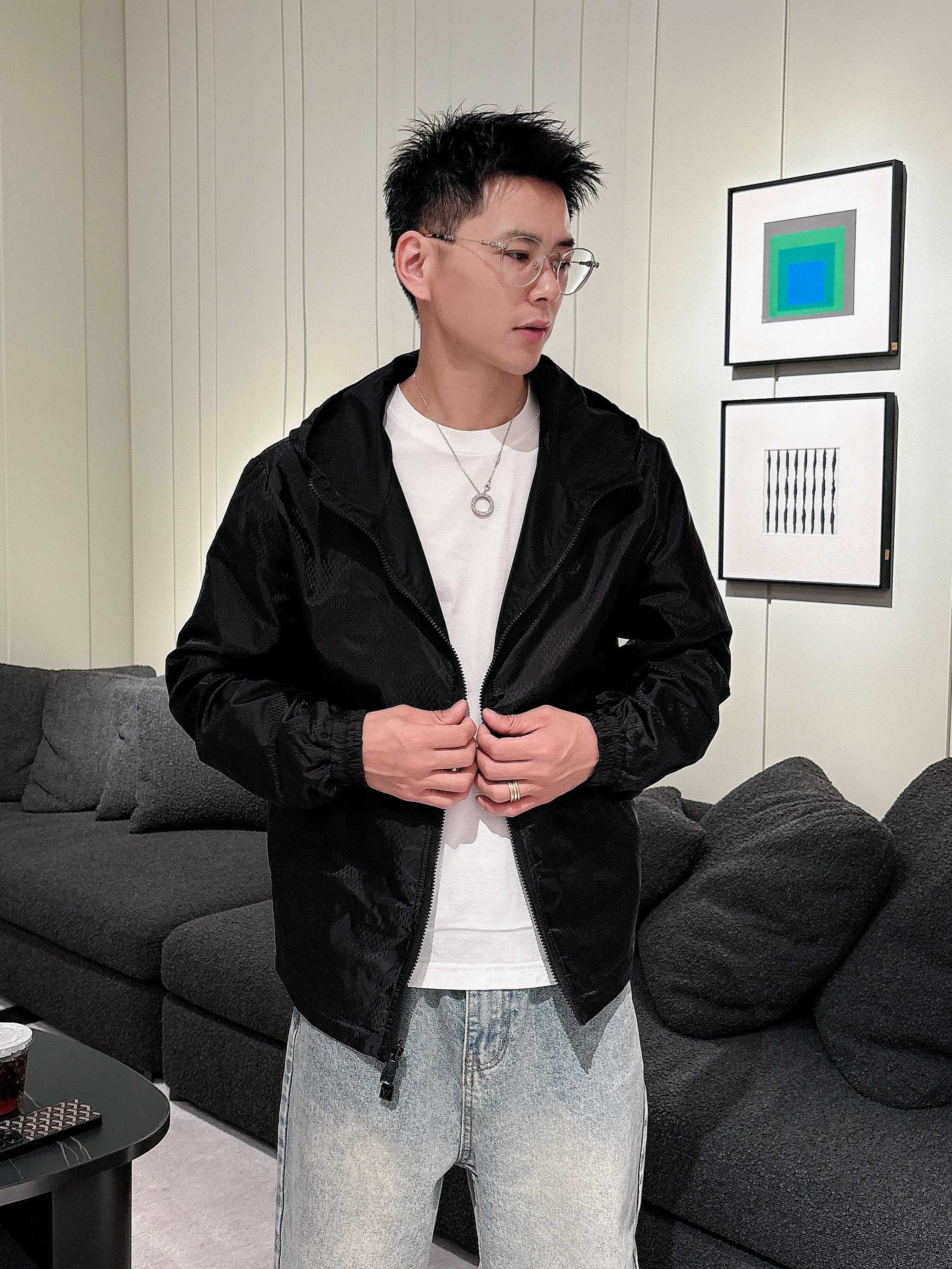 NO:745475,Same style as on LV official website, on sale in advance!  2026ss spring new men's reversible jacket, original single and three-label complete high-end version!  With hidden hood, custom-made fabrics at the counter, highly breathable and comfortable, impeccable details, brand element design concept, reflecting high quality. It feels delicate and soft!  It presents a casual cut and the upper body shape is awesome!  Size M～3XL, maximum wear is 195kg.,,louis vuitton,jackets & coats,jackets & coats,hats,19860909LV 官网同款,提前发售！2026ss开春新款男士双面穿夹克外套,原单三标齐全高端版本！带隐藏帽,专柜定制面料 透气舒适度高,细节无可挑剔,品牌元素设计理念,体现高品质.手感细腻柔软！呈现休闲裁剪,上身版型超赞！码数M～3XL,最大穿195斤.,,louis vuitton,jackets & coats,jackets & coats,hats,,Men's clothing