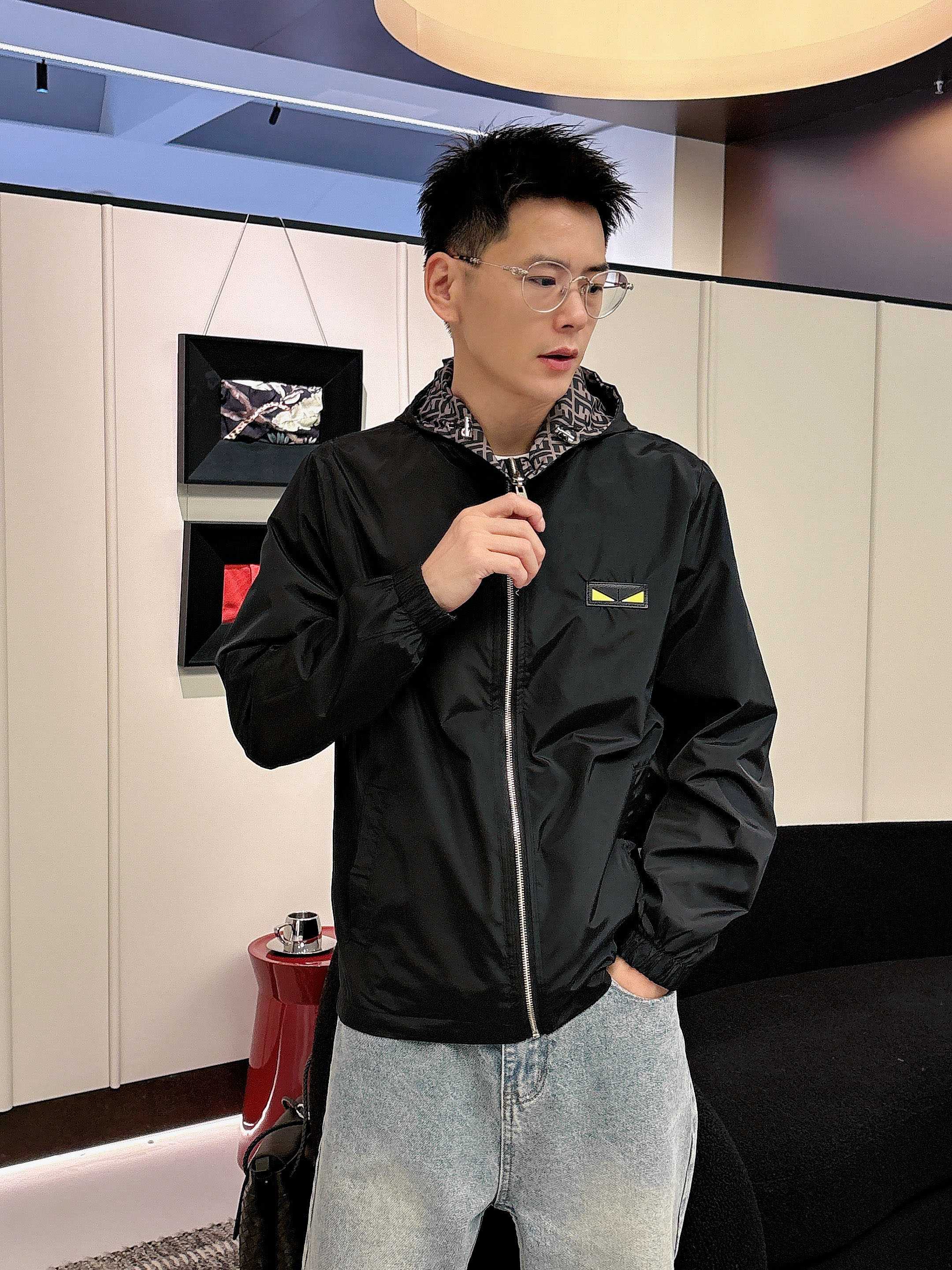 NO:745441,Same style as Fendi official website, on sale in advance!  2026ss spring new men's reversible jacket, original single and three-label complete high-end version!  With hidden hood, custom-made fabrics at the counter, highly breathable and comfortable, impeccable details, brand element design concept, reflecting high quality. It feels delicate and soft!  It presents a casual cut and the upper body shape is awesome!  Size M～3XL, maximum wearing capacity is 195kg.,,fendi,jackets & coats,jackets & coats,hats,19860909芬迪 官网同款,提前发售！2026ss开春新款男士双面穿夹克外套,原单三标齐全高端版本！带隐藏帽,专柜定制面料 透气舒适度高,细节无可挑剔,品牌元素设计理念,体现高品质.手感细腻柔软！呈现休闲裁剪,上身版型超赞！码数M～3XL,最大穿195斤.,,fendi,jackets & coats,jackets & coats,hats,,Men's clothing