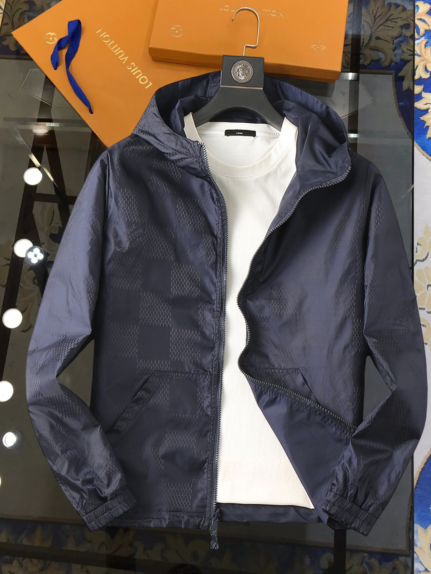 NO:728387,Support replacement after the year!  The same style on the LV official website, complete with three labels, sold in advance. SS new autumn men's reversible jacket, original three-label complete high-end version. Custom-made fabrics at the counter. Highly breathable and comfortable, impeccable details, brand element design concept, reflecting high quality. Delicate and soft feel. Casual tailoring, excellent upper body size. Size M~3XL, maximum wearing capacity is 195 pounds. Louis vuitton, jackets & coats, jackets & coats,19860909支持年后退换！LV官网同款,三标齐全,提前发售 ss开秋新款男士双面穿夹克外套,原单三标齐全高端版本 专柜定制面料 透气舒适度高,细节无可挑剔,品牌元素设计理念,体现高品质.手感细腻柔软 呈现休闲裁剪,上身版型超赞 码数M～3XL,最大穿195斤,,louis vuitton,jackets & coats,jackets & coats,,Men's clothing