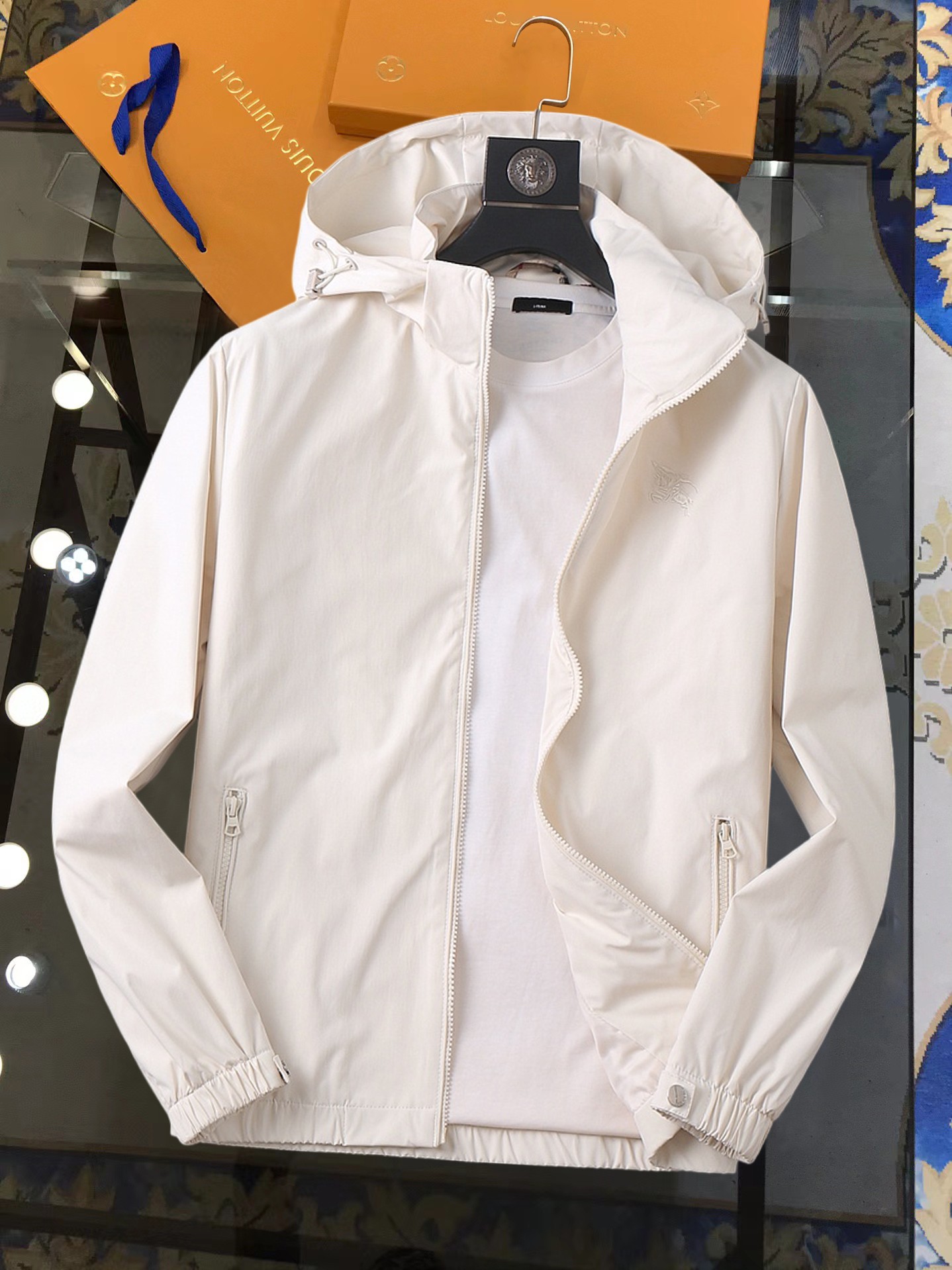 NO:728379,Support replacement after the year!  The same model on Burberry's official website, complete with three labels, on sale in advance. SS new autumn men's jacket, complete with three labels, high-end version. Custom-made fabrics at the counter. Highly breathable and comfortable, impeccable details, brand element design concept, reflecting high quality. Delicate and soft feel. Casual tailoring, excellent upper body size. Size M~3XL, maximum wear 195 catties,, burberry, jackets & coats, jackets & coats,19860909支持年后退换！巴宝莉官网同款,三标齐全,提前发售 ss开秋新款男士夹克外套,原单三标齐全高端版本 专柜定制面料 透气舒适度高,细节无可挑剔,品牌元素设计理念,体现高品质.手感细腻柔软 呈现休闲裁剪,上身版型超赞 码数M～3XL,最大穿195斤,,burberry,jackets & coats,jackets & coats,,Men's clothing