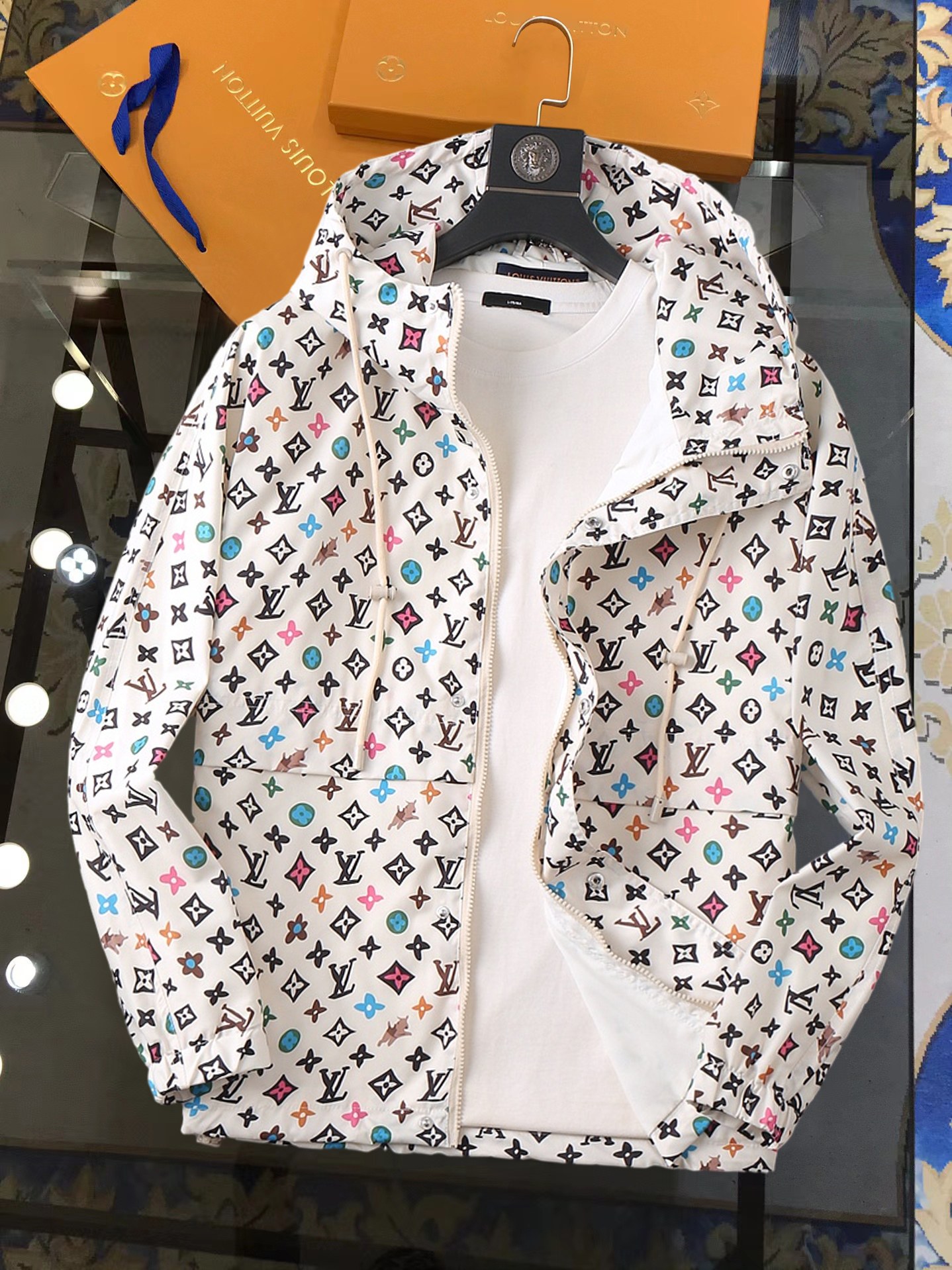 NO:728385,Support replacement after the year!  The same style on the LV official website, complete with three labels, sold in advance. SS new autumn men's reversible jacket, original three-label complete high-end version. Custom-made fabrics at the counter. Highly breathable and comfortable, impeccable details, brand element design concept, reflecting high quality. Delicate and soft feel. Casual tailoring, excellent upper body size. Size M~3XL, maximum wearing capacity is 195 pounds. Louis vuitton, jackets & coats, jackets & coats,19860909支持年后退换！LV官网同款,三标齐全,提前发售 ss开秋新款男士双面穿夹克外套,原单三标齐全高端版本 专柜定制面料 透气舒适度高,细节无可挑剔,品牌元素设计理念,体现高品质.手感细腻柔软 呈现休闲裁剪,上身版型超赞 码数M～3XL,最大穿195斤,,louis vuitton,jackets & coats,jackets & coats,,Men's clothing