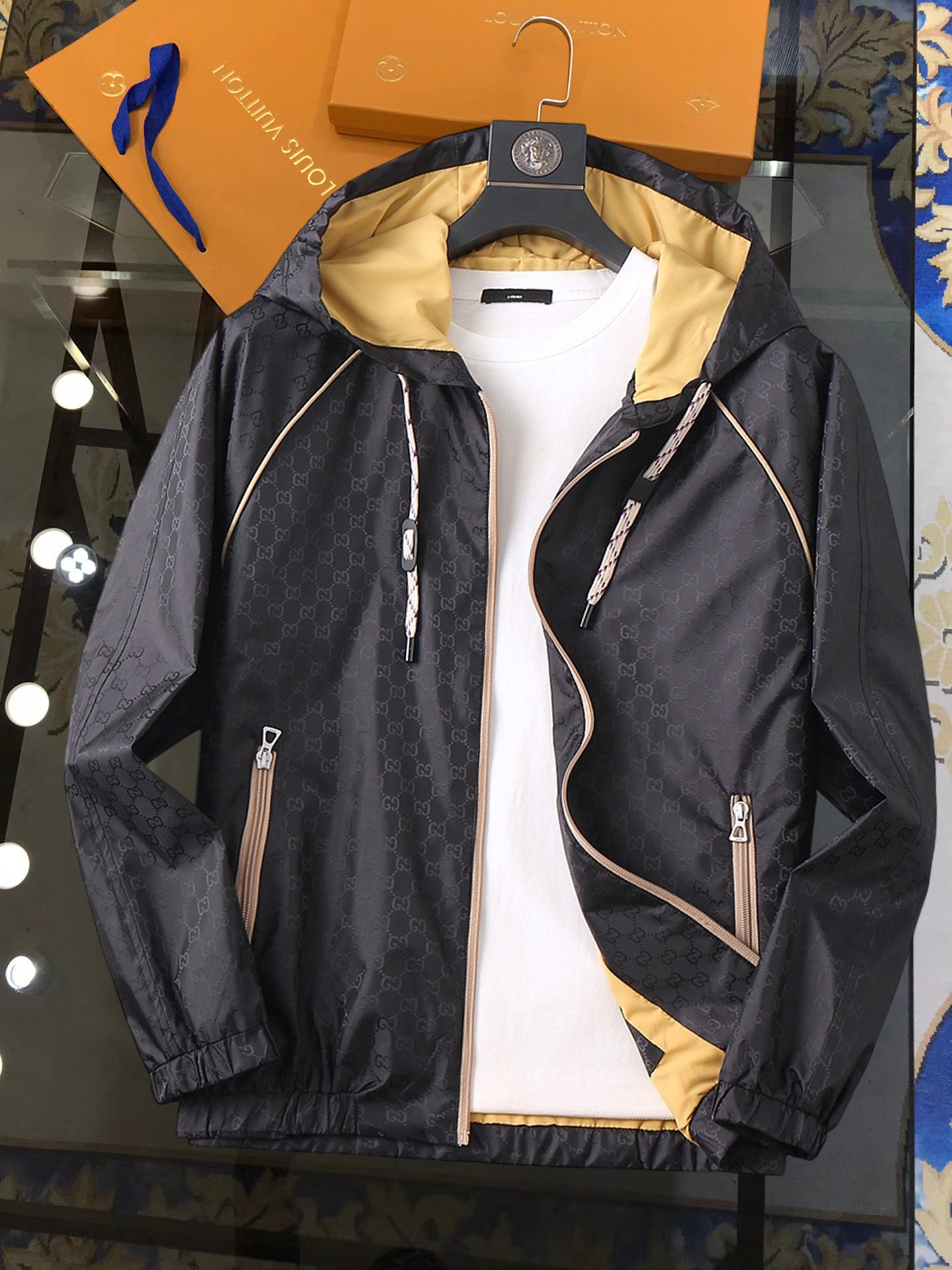 NO:728391,Support replacement after the year!  Same style as Gucci’s official website, complete with three labels, sold in advance. SS men’s new jacket for autumn, complete with three labels, high-end version. Custom-made fabrics at the counter. Highly breathable and comfortable, impeccable details, brand element design concept, reflecting high quality. Delicate and soft feel. Casual tailoring, great upper body size. Size M~3XL, maximum wear 195 catties,,jackets & coats,jackets & coats,19860909支持年后退换！古奇官网同款,三标齐全,提前发售 ss开秋新款男士夹克外套,原单三标齐全高端版本 专柜定制面料 透气舒适度高,细节无可挑剔,品牌元素设计理念,体现高品质.手感细腻柔软 呈现休闲裁剪,上身版型超赞 码数M～3XL,最大穿195斤,,jackets & coats,jackets & coats,,Men's clothing