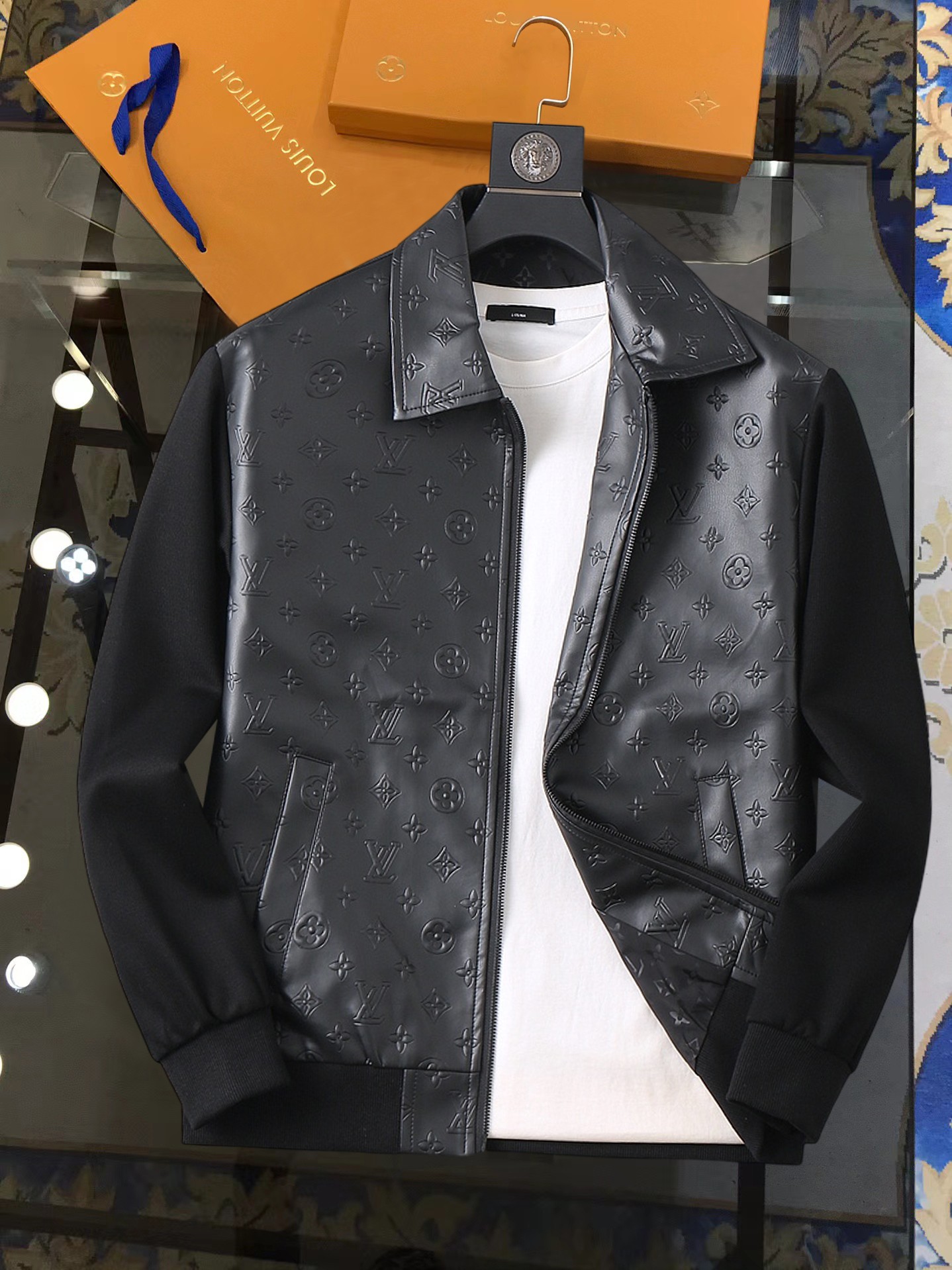 NO:728374,Support replacement after the year!  LV's autumn leather counter's new casual and fashionable jacket. Super avant-garde design style. Delicate and comfortable. Very light to wear and not easy to wrinkle. Multiple craftsmanship. The overall design is quite visual. The upper body is casual and stylish, with a certain degree of stiffness. It is definitely at the forefront of fashion. It is recommended for urban leisure. Size M-XXXL (175 140 catties wears L and the maximum wear is 200 catties), louis vuitton, jackets & coats, leather  jacket,19860909支持年后退换！ LV 开秋皮衣专柜新款休闲时尚夹克 超前卫设计风格 细腻舒适 穿着非常轻便不易起皱.多重重工艺 整体的设计颇具视觉感,上身休闲有型,有一定的挺括度,绝对走在时尚最尖端的气质感推荐,都市休闲必备.尺码 M-XXXL(175 140斤穿L 最大穿200斤),,louis vuitton,jackets & coats,leather jacket,,Men's clothing