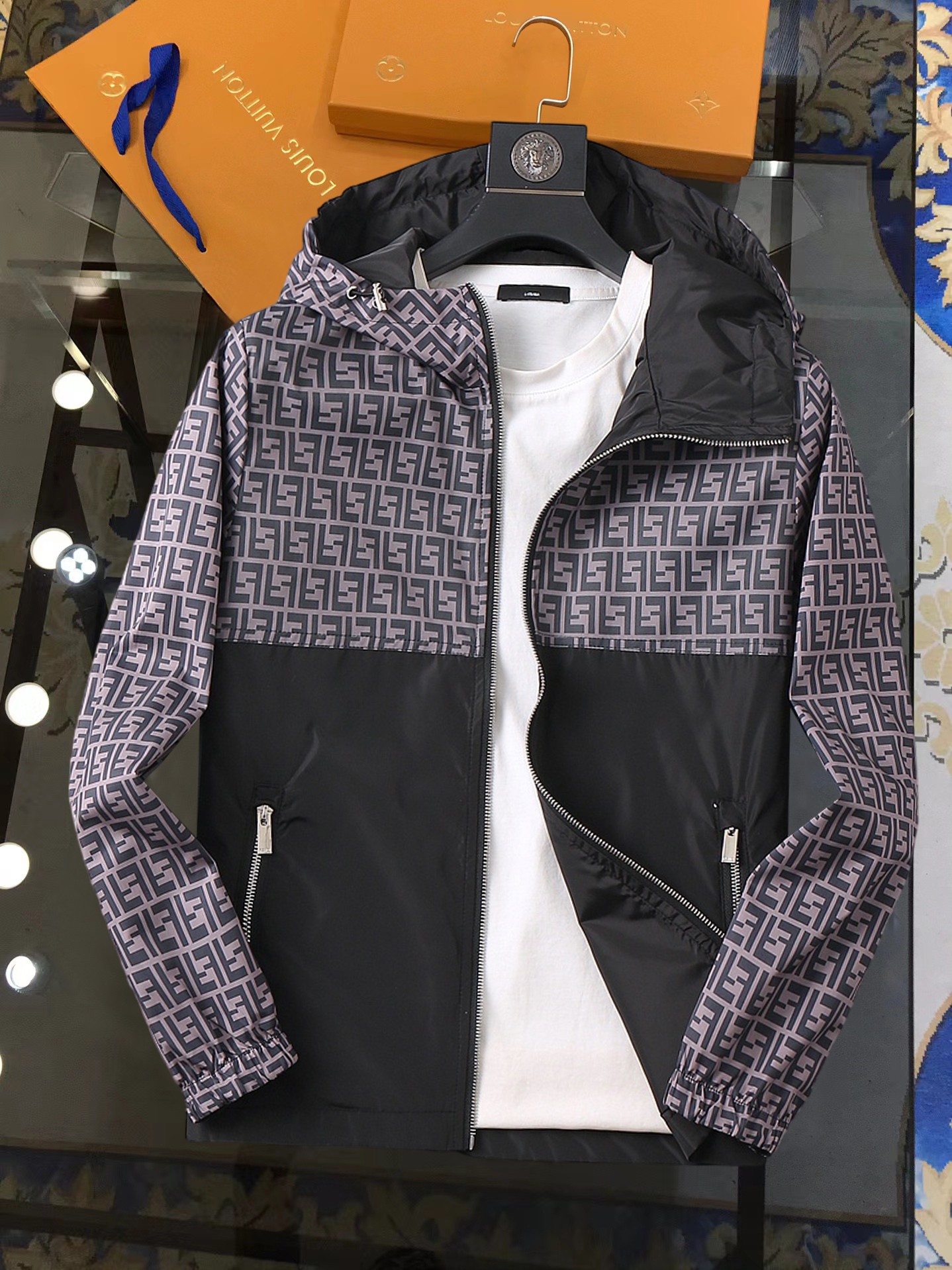 NO:728396,Support replacement after the year!  Same style on Fendi official website, complete with three labels, sold in advance. SS new autumn men's reversible jacket, original single with three labels, high-end version. Custom-made fabrics at the counter. Highly breathable and comfortable, impeccable details, brand element design concept, reflecting high quality. Delicate and soft feel. Casual tailoring, excellent upper body size. Size M~3XL, maximum wear 195 catties,,fendi,jackets & coats,jackets & coats,19860909支持年后退换！芬迪官网同款,三标齐全,提前发售 ss开秋新款男士双面穿夹克外套,原单三标齐全高端版本 专柜定制面料 透气舒适度高,细节无可挑剔,品牌元素设计理念,体现高品质.手感细腻柔软 呈现休闲裁剪,上身版型超赞 码数M～3XL,最大穿195斤,,fendi,jackets & coats,jackets & coats,,Men's clothing