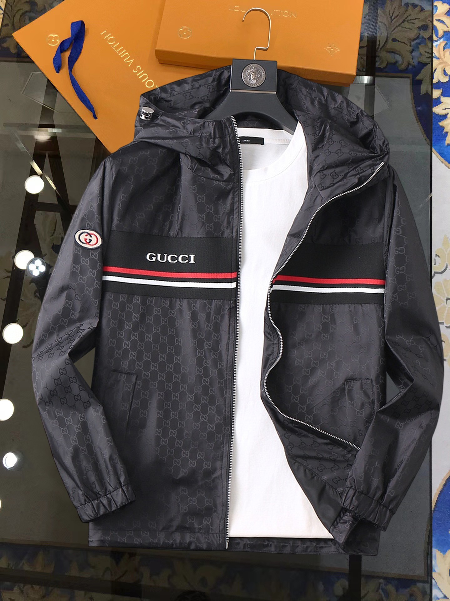 NO:728401,Support replacement after the year!  Same style as Gucci’s official website, complete with three labels, sold in advance. SS men’s new jacket for autumn, complete with three labels, high-end version. Custom-made fabrics at the counter. Highly breathable and comfortable, impeccable details, brand element design concept, reflecting high quality. Delicate and soft feel. Casual tailoring, great upper body size. Size M~3XL, maximum wear 195 catties,,jackets & coats,jackets & coats,19860909支持年后退换！古奇官网同款,三标齐全,提前发售 ss开秋新款男士夹克外套,原单三标齐全高端版本 专柜定制面料 透气舒适度高,细节无可挑剔,品牌元素设计理念,体现高品质.手感细腻柔软 呈现休闲裁剪,上身版型超赞 码数M～3XL,最大穿195斤,,jackets & coats,jackets & coats,,Men's clothing