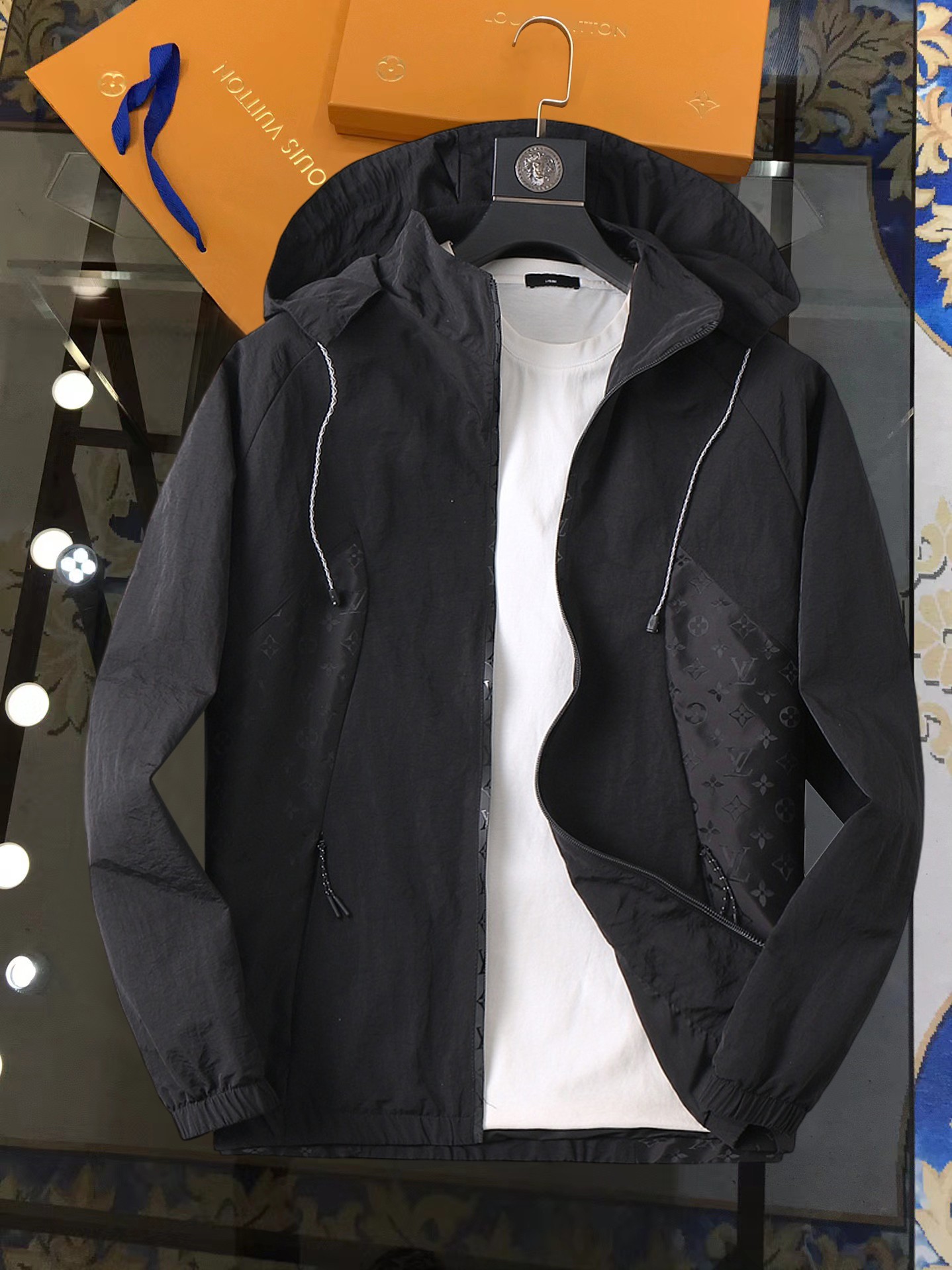 NO:728358,Support replacement after the year!  Same style as LV official website, complete with three labels, sold in advance. SS new autumn men's jacket, complete with three labels, high-end version of the original order. Custom-made fabrics at the counter. Highly breathable and comfortable, impeccable details, brand element design concept, reflecting high quality. Delicate and soft feel. Casual tailoring, excellent upper body size. M～3XL, maximum wearing capacity is 195 catties., louis vuitton, jackets & coats, jackets & coats,19860909支持年后退换！LV官网同款,三标齐全,提前发售 ss开秋新款男士夹克外套,原单三标齐全高端版本 专柜定制面料 透气舒适度高,细节无可挑剔,品牌元素设计理念,体现高品质.手感细腻柔软 呈现休闲裁剪,上身版型超赞 码数M～3XL,最大穿195斤,,louis vuitton,jackets & coats,jackets & coats,,Men's clothing