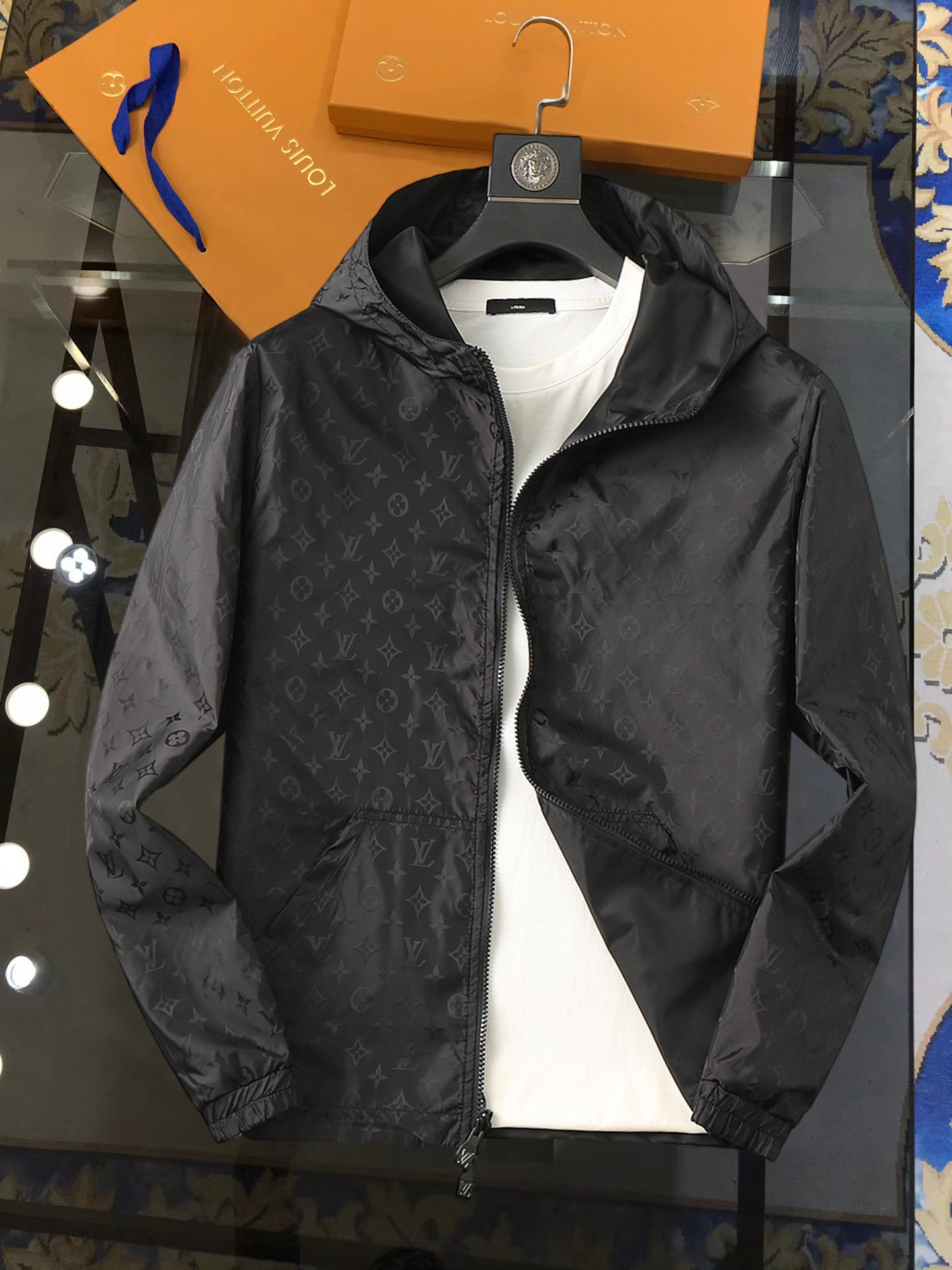 NO:728381,Support replacement after the year!  Same style as LV official website, complete with three labels, sold in advance. SS new autumn men's jacket, complete with three labels, high-end version of the original order. Custom-made fabrics at the counter. Highly breathable and comfortable, impeccable details, brand element design concept, reflecting high quality. Delicate and soft feel. Casual tailoring, excellent upper body size. M～3XL, maximum wearing capacity is 195 catties., louis vuitton, jackets & coats, jackets & coats,19860909支持年后退换！LV官网同款,三标齐全,提前发售 ss开秋新款男士夹克外套,原单三标齐全高端版本 专柜定制面料 透气舒适度高,细节无可挑剔,品牌元素设计理念,体现高品质.手感细腻柔软 呈现休闲裁剪,上身版型超赞 码数M～3XL,最大穿195斤,,louis vuitton,jackets & coats,jackets & coats,,Men's clothing