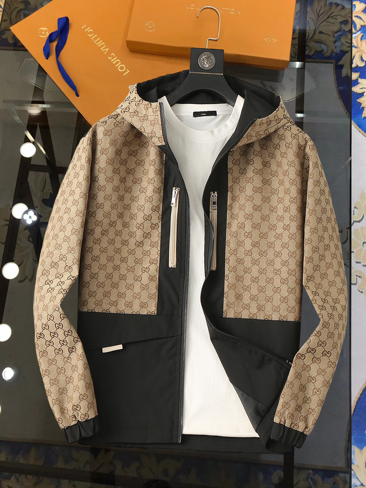 NO:728369,Support replacement after the year!  Same style as Gucci’s official website, complete with three labels, sold in advance. SS men’s new jacket for autumn, complete with three labels, high-end version. Custom-made fabrics at the counter. Highly breathable and comfortable, impeccable details, brand element design concept, reflecting high quality. Delicate and soft feel. Casual tailoring, great upper body size. Size M~3XL, maximum wear 195 catties,,jackets & coats,jackets & coats,19860909支持年后退换！古奇官网同款,三标齐全,提前发售 ss开秋新款男士夹克外套,原单三标齐全高端版本 专柜定制面料 透气舒适度高,细节无可挑剔,品牌元素设计理念,体现高品质.手感细腻柔软 呈现休闲裁剪,上身版型超赞 码数M～3XL,最大穿195斤,,jackets & coats,jackets & coats,,Men's clothing