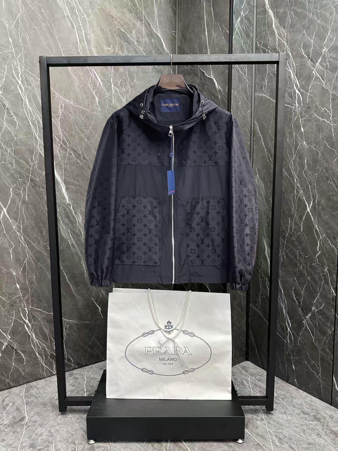 NO:876428,Same style as on LV official website, on sale in advance!  2026ss new spring men's jackets, original high-end version with three standards!  With hidden hood, custom-made fabrics at the counter, highly breathable and comfortable, impeccable details, brand element design concept, reflecting high quality. It feels delicate and soft!  It presents a casual cut and the upper body shape is awesome!  Size M～3XL, maximum wear is 195kg.,,louis vuitton,jackets & coats,jackets & coats,hats,19860909LV 官网同款,提前发售！2026ss开春新款男士夹克外套,原单三标齐全高端版本！带隐藏帽,专柜定制面料 透气舒适度高,细节无可挑剔,品牌元素设计理念,体现高品质.手感细腻柔软！呈现休闲裁剪,上身版型超赞！码数M～3XL,最大穿195斤.,,louis vuitton,jackets & coats,jackets & coats,hats,,Men's clothing