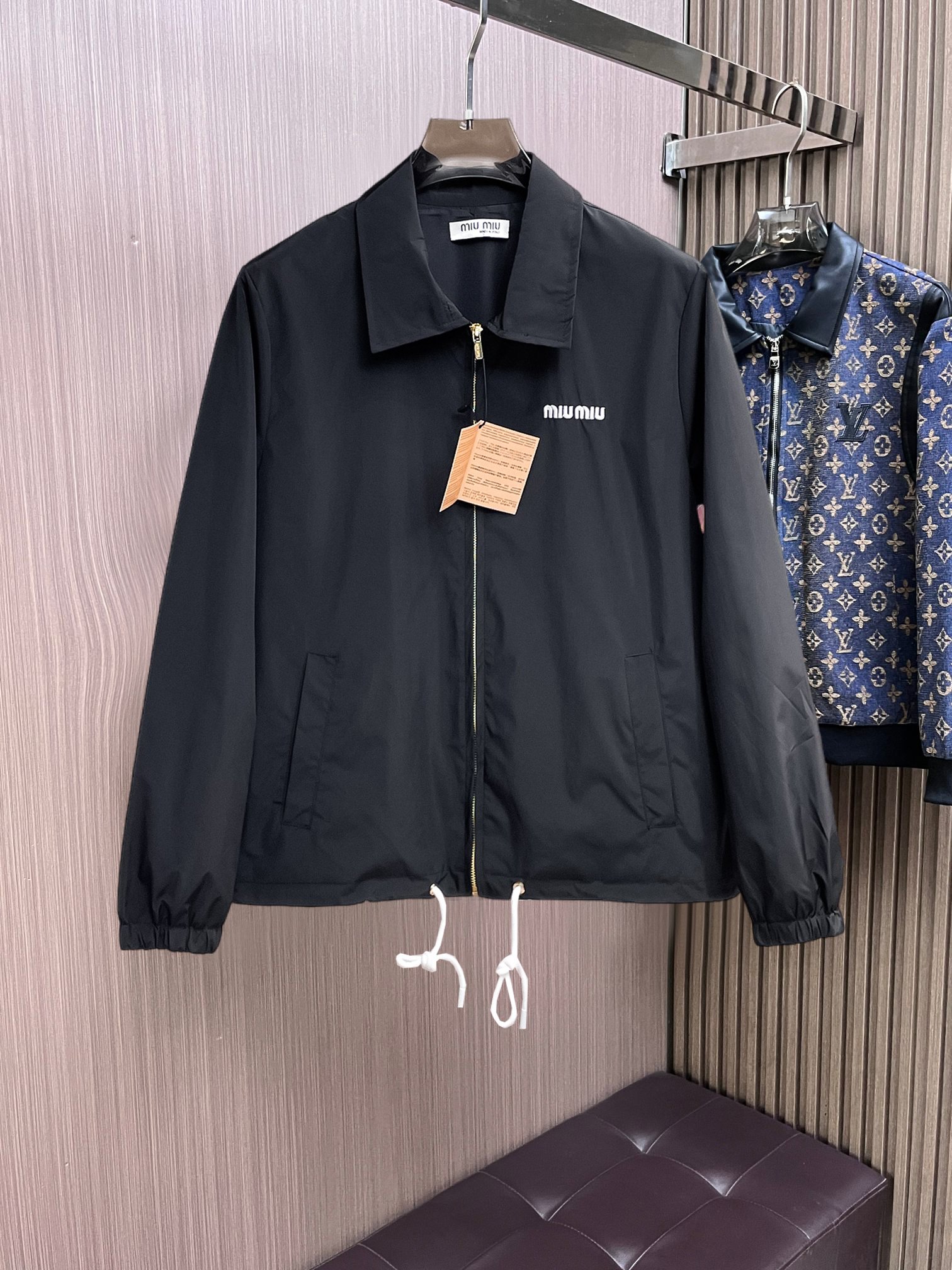 NO:761773,The same style on the miumiu official website, on sale in advance!  2026ss new spring men's jackets, original high-end version with three standards!  With hidden hood, custom-made fabrics at the counter, highly breathable and comfortable, impeccable details, brand element design concept, reflecting high quality. It feels delicate and soft!  It presents a casual cut and the upper body shape is awesome!  Size M～3XL, maximum wearing capacity is 195 catties.,,miumiu,jackets & coats,jackets & coats,hats,19860909miumiu 官网同款,提前发售！2026ss开春新款男士夹克外套,原单三标齐全高端版本！带隐藏帽,专柜定制面料 透气舒适度高,细节无可挑剔,品牌元素设计理念,体现高品质.手感细腻柔软！呈现休闲裁剪,上身版型超赞！码数M～3XL,最大穿195斤.,,miumiu,jackets & coats,jackets & coats,hats,,Men's clothing