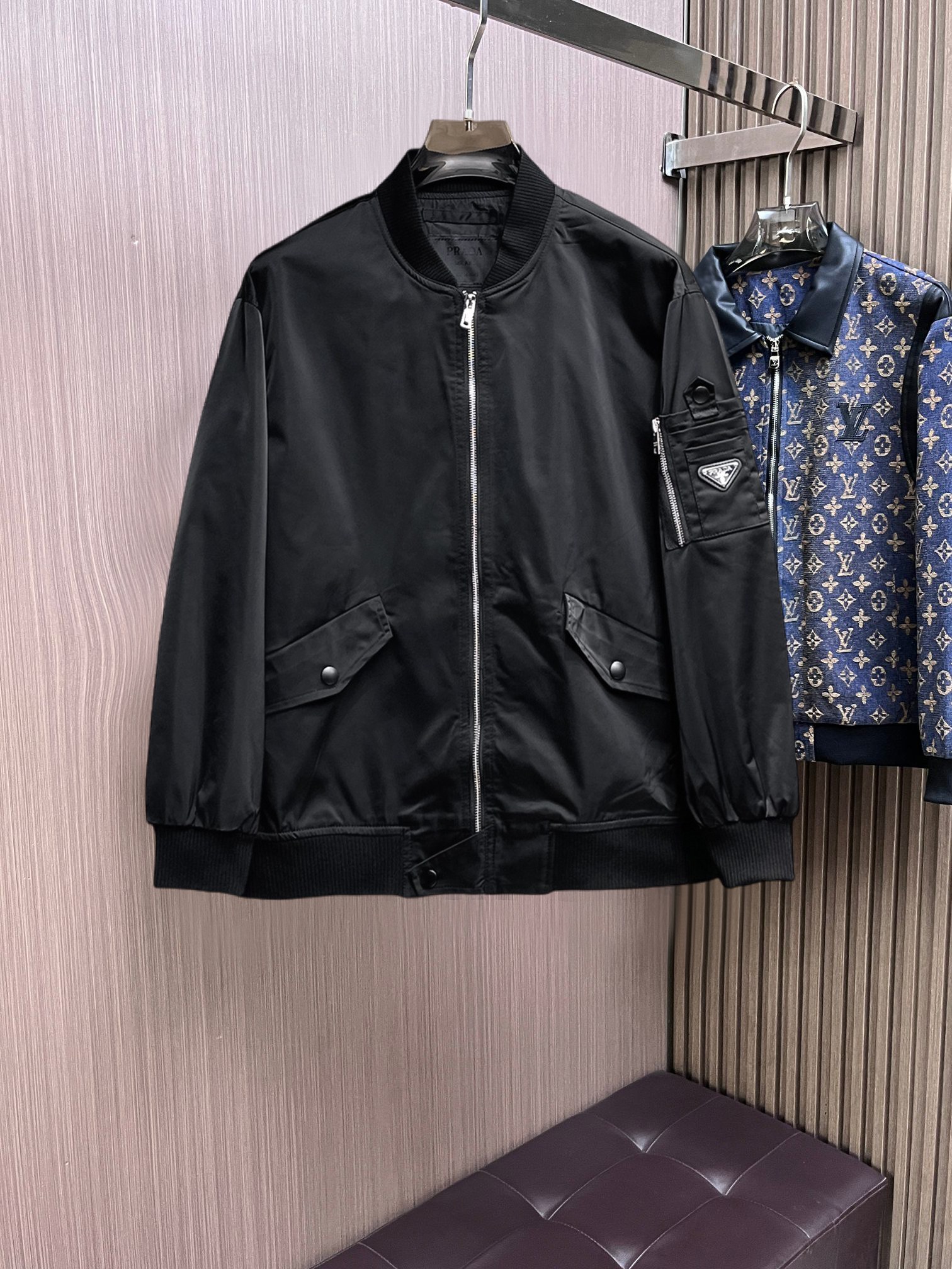 NO:761778,Same style as Prada official website, on sale in advance!  2026ss new spring men's jackets, original high-end version with three standards!  With hidden hood, custom-made fabrics at the counter, highly breathable and comfortable, impeccable details, brand element design concept, reflecting high quality. It feels delicate and soft!  It presents a casual cut and the upper body shape is awesome!  Size M～3XL, maximum wearing capacity is 195 catties.,,prada,jackets & coats,jackets & coats,hats,19860909普拉达 官网同款,提前发售！2026ss开春新款男士夹克外套,原单三标齐全高端版本！带隐藏帽,专柜定制面料 透气舒适度高,细节无可挑剔,品牌元素设计理念,体现高品质.手感细腻柔软！呈现休闲裁剪,上身版型超赞！码数M～3XL,最大穿195斤.,,prada,jackets & coats,jackets & coats,hats,,Men's clothing