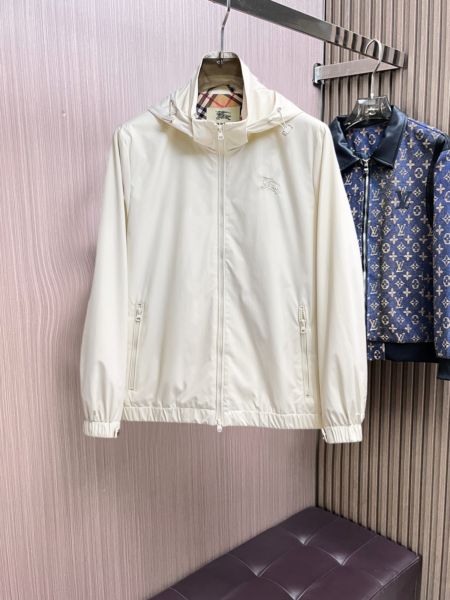 NO:761783,Same style as Burberry official website, on sale in advance!  2026ss new spring men's jackets, original high-end version with three standards!  With hidden hood, custom-made fabrics at the counter, highly breathable and comfortable, impeccable details, brand element design concept, reflecting high quality. It feels delicate and soft!  It presents a casual cut and the upper body shape is awesome!  Size M～3XL, maximum wearing capacity is 195 catties.,,burberry,jackets & coats,jackets & coats,hats,19860909巴宝莉 官网同款,提前发售！2026ss开春新款男士夹克外套,原单三标齐全高端版本！带隐藏帽,专柜定制面料 透气舒适度高,细节无可挑剔,品牌元素设计理念,体现高品质.手感细腻柔软！呈现休闲裁剪,上身版型超赞！码数M～3XL,最大穿195斤.,,burberry,jackets & coats,jackets & coats,hats,,Men's clothing