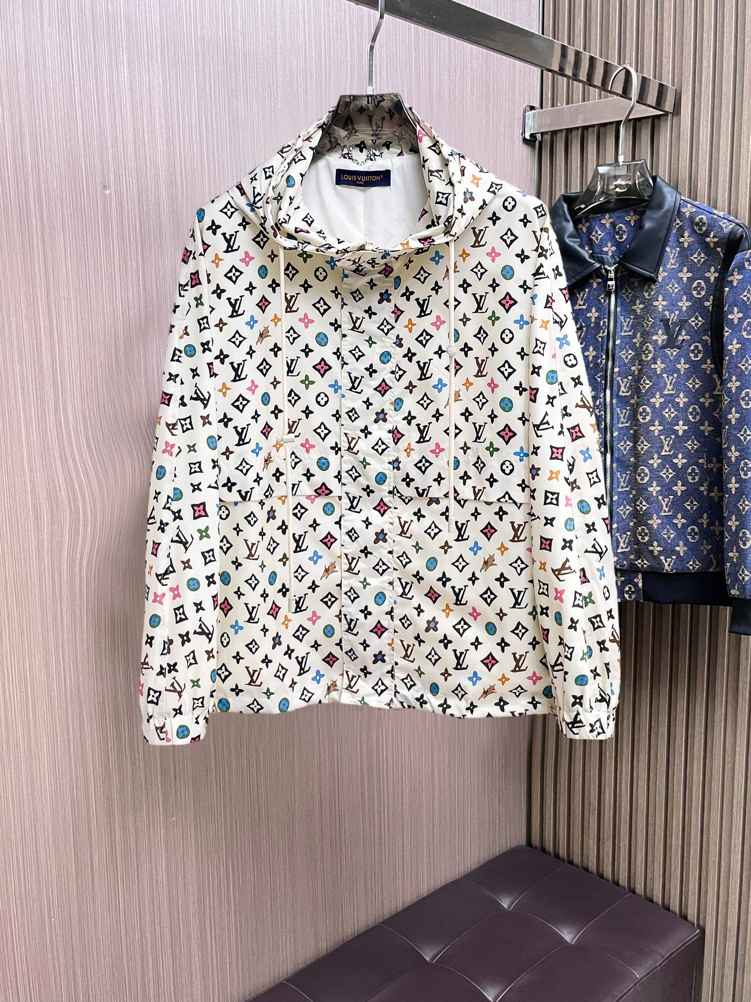 NO:761788,Same style as LV official website, on sale in advance!  2026ss new spring men's jackets, original high-end version with three standards!  With hidden hood, custom-made fabrics at the counter, highly breathable and comfortable, impeccable details, brand element design concept, reflecting high quality. It feels delicate and soft!  It presents a casual cut and the upper body shape is awesome!  Size M～3XL, maximum wear is 195kg.,,louis vuitton,jackets & coats,jackets & coats,hats,19860909LV 官网同款,提前发售！2026ss开春新款男士夹克外套,原单三标齐全高端版本！带隐藏帽,专柜定制面料 透气舒适度高,细节无可挑剔,品牌元素设计理念,体现高品质.手感细腻柔软！呈现休闲裁剪,上身版型超赞！码数M～3XL,最大穿195斤.,,louis vuitton,jackets & coats,jackets & coats,hats,,Men's clothing