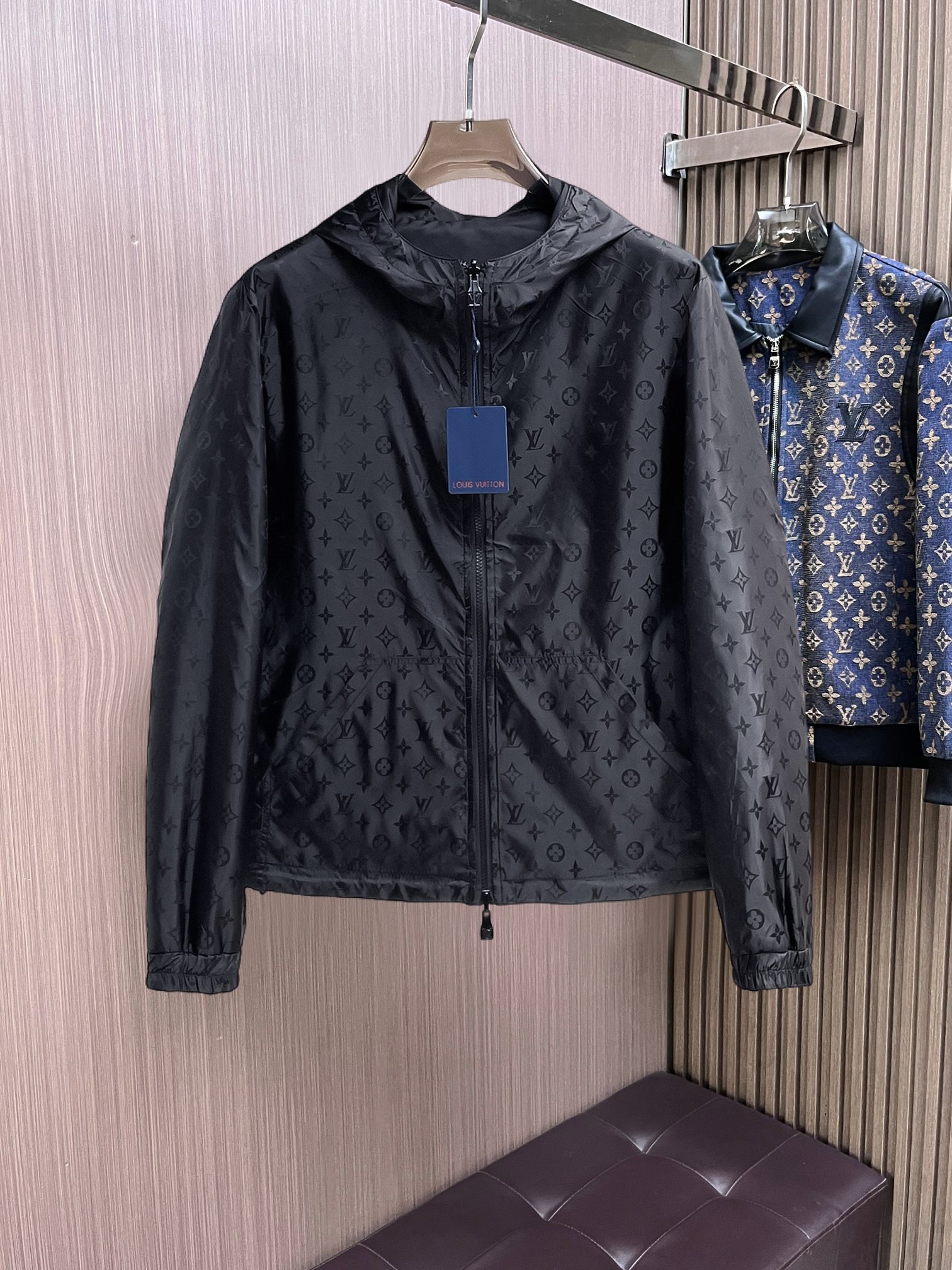 NO:761791,Same style as LV official website, on sale in advance!  2026ss spring new men's reversible jacket, original single and three-label complete high-end version!  With hidden hood, custom-made fabrics at the counter, highly breathable and comfortable, impeccable details, brand element design concept, reflecting high quality. It feels delicate and soft!  It presents a casual cut and the upper body shape is awesome!  Size M～3XL, maximum wear is 195kg.,,louis vuitton,jackets & coats,jackets & coats,hats,19860909LV 官网同款,提前发售！2026ss开春新款男士双面穿夹克外套,原单三标齐全高端版本！带隐藏帽,专柜定制面料 透气舒适度高,细节无可挑剔,品牌元素设计理念,体现高品质.手感细腻柔软！呈现休闲裁剪,上身版型超赞！码数M～3XL,最大穿195斤.,,louis vuitton,jackets & coats,jackets & coats,hats,,Men's clothing