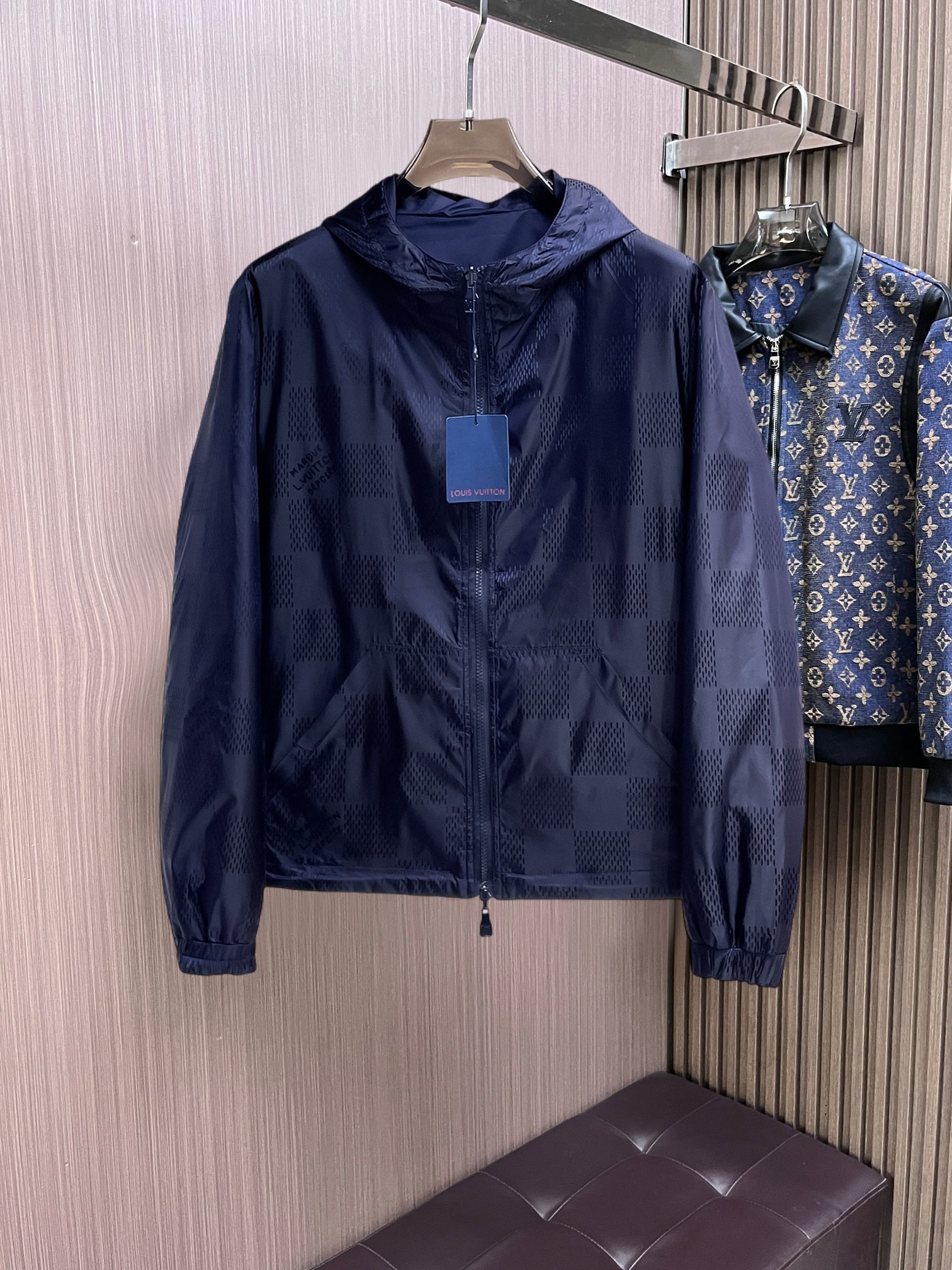 NO:761786,Same style as Prada official website, on sale in advance!  2026ss spring new men's reversible jacket, original single and three-label complete high-end version!  With hidden hood, custom-made fabrics at the counter, highly breathable and comfortable, impeccable details, brand element design concept, reflecting high quality. It feels delicate and soft!  It presents a casual cut and the upper body shape is awesome!  Size M～3XL, maximum wearing capacity is 195 catties.,,prada,jackets & coats,jackets & coats,hats,19860909普拉达 官网同款,提前发售！2026ss开春新款男士双面穿夹克外套,原单三标齐全高端版本！带隐藏帽,专柜定制面料 透气舒适度高,细节无可挑剔,品牌元素设计理念,体现高品质.手感细腻柔软！呈现休闲裁剪,上身版型超赞！码数M～3XL,最大穿195斤.,,prada,jackets & coats,jackets & coats,hats,,Men's clothing