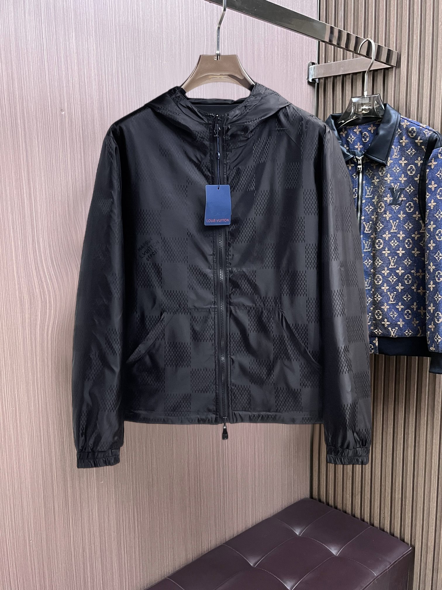 NO:761796,Same style as LV official website, on sale in advance!  2026ss new spring men's jackets, original high-end version with three standards!  With hidden hood, custom-made fabrics at the counter, highly breathable and comfortable, impeccable details, brand element design concept, reflecting high quality. It feels delicate and soft!  It presents a casual cut and the upper body shape is awesome!  Size M～3XL, maximum wear is 195kg.,,louis vuitton,jackets & coats,jackets & coats,hats,19860909LV 官网同款,提前发售！2026ss开春新款男士夹克外套,原单三标齐全高端版本！带隐藏帽,专柜定制面料 透气舒适度高,细节无可挑剔,品牌元素设计理念,体现高品质.手感细腻柔软！呈现休闲裁剪,上身版型超赞！码数M～3XL,最大穿195斤.,,louis vuitton,jackets & coats,jackets & coats,hats,,Men's clothing